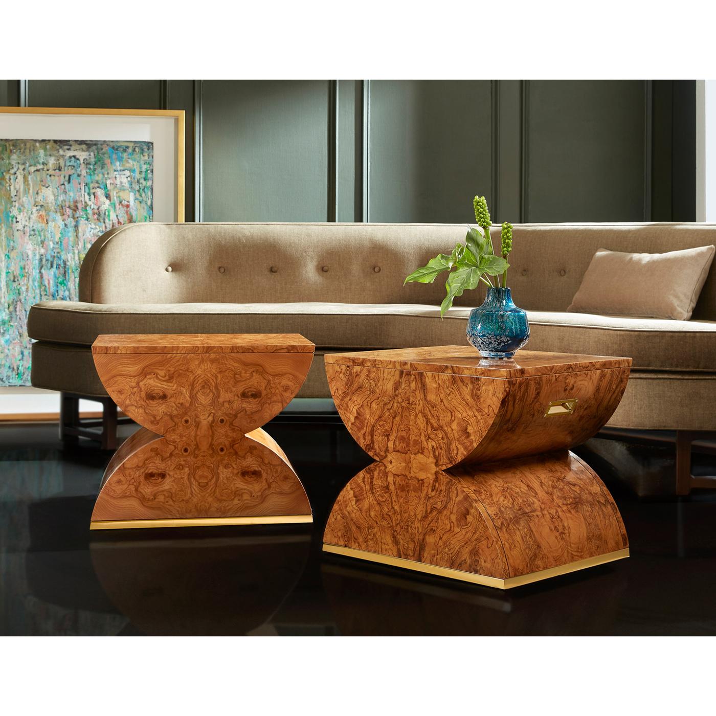 Asiatique Paire de tables d'appoint en bois de ronce de frêne olivier en vente