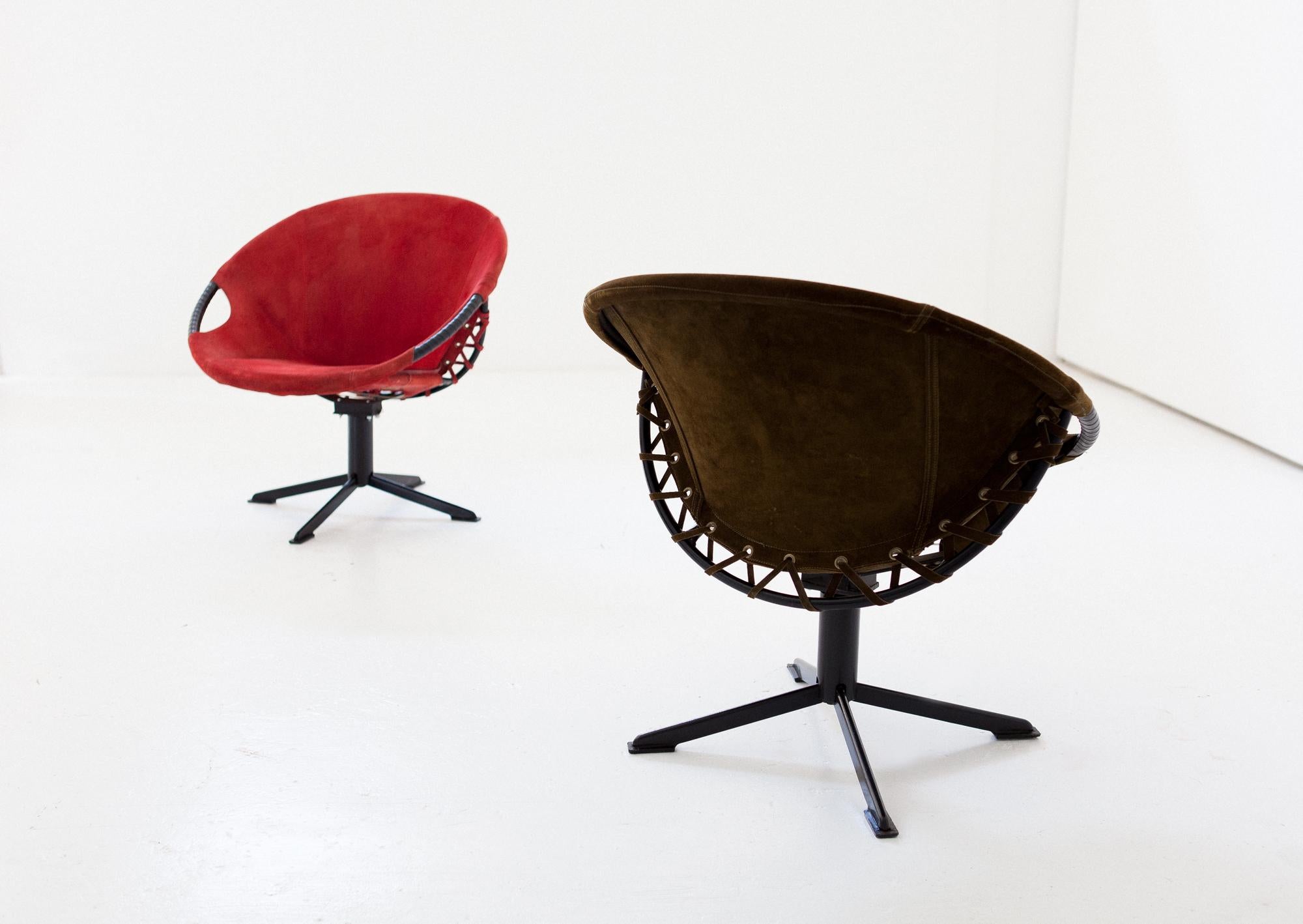 Pair of Olive Green and Red Natural Suede Leather Lounge Chairs, 1960s In Good Condition In Rome, IT