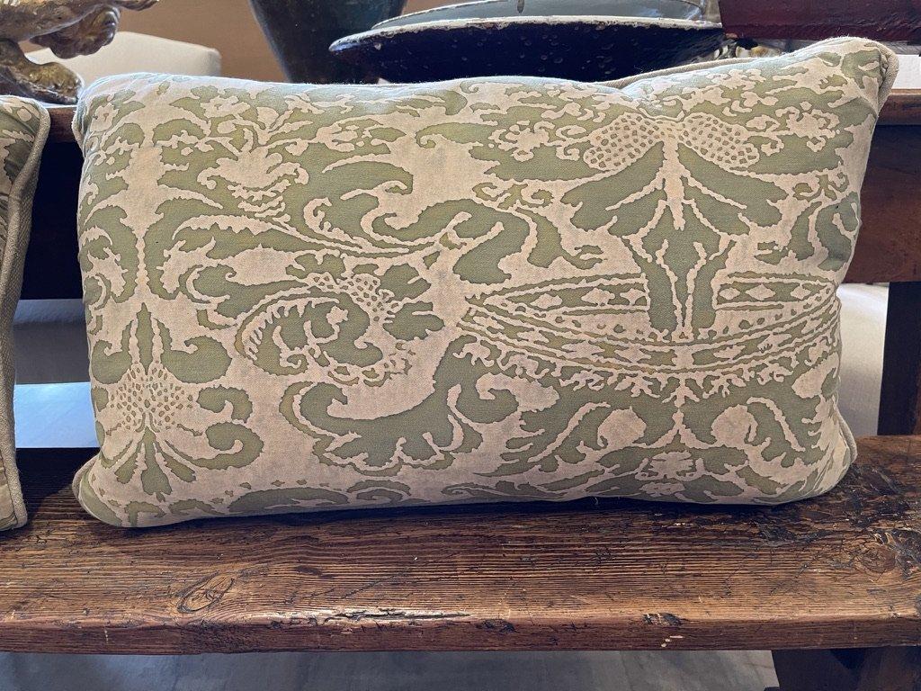 Pair of Olive Green & Cream Cotton Fortuny Pillows In Good Condition In Doylestown, PA