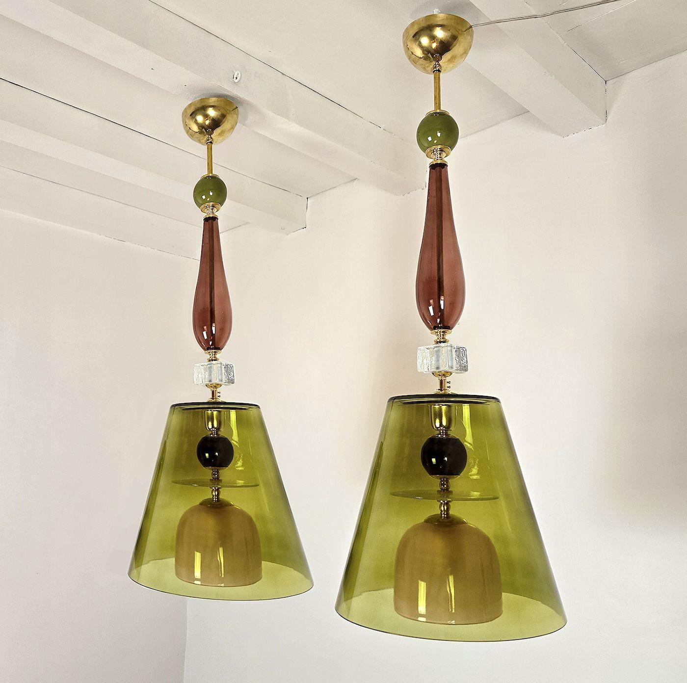 Coppia di lampade a sospensione in vetro di Murano del Mid-Century Modern, Italia, circa anni 2000.
I lampadari italiani sono realizzati con elementi in vetro di Murano verde oliva, terracotta, nero e rosa.
L'asta centrale e le parti metalliche sono