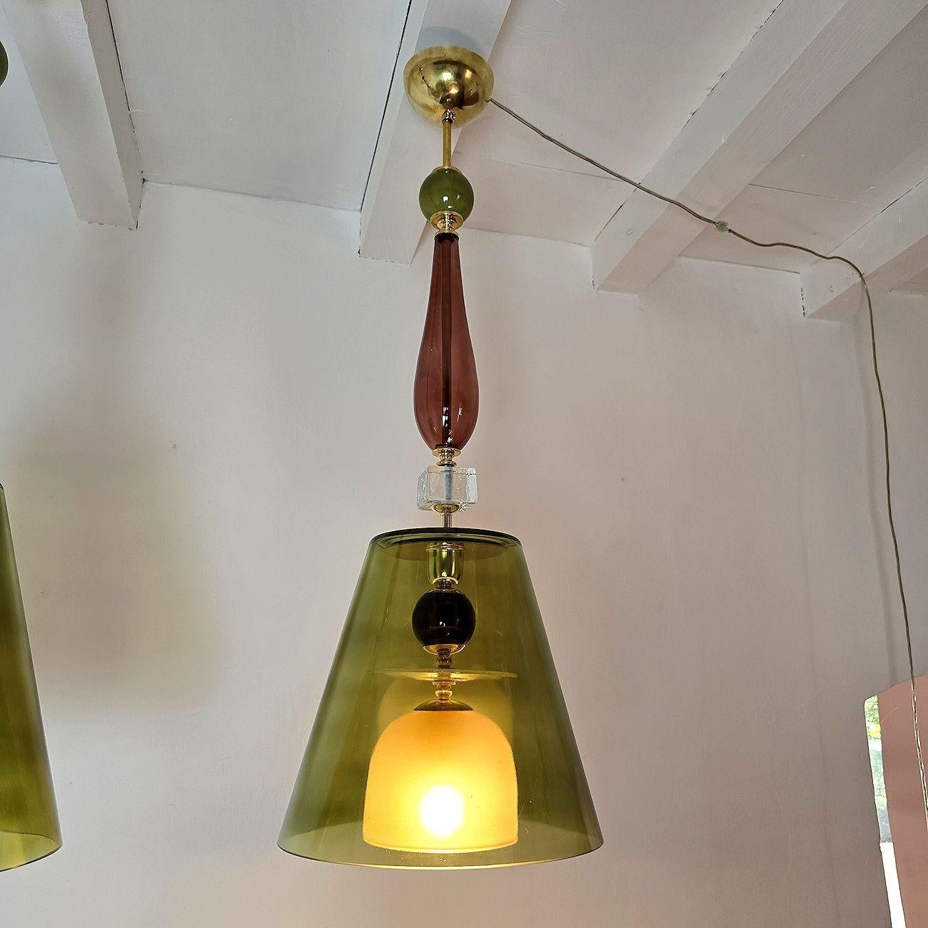 Coppia di pendenti in vetro verde oliva, Italia In condizioni ottime in vendita a Dallas, TX