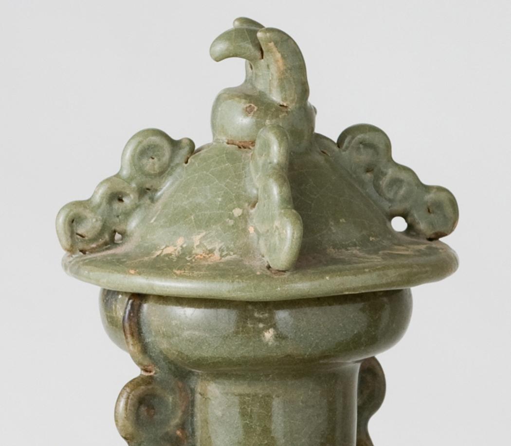Asia orientale Coppia di vasi Longquan Celadon smaltati in verde oliva, Sui-Song in vendita
