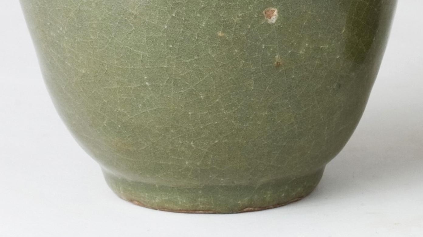 Fino al XVIII secolo Coppia di vasi Longquan Celadon smaltati in verde oliva, Sui-Song in vendita