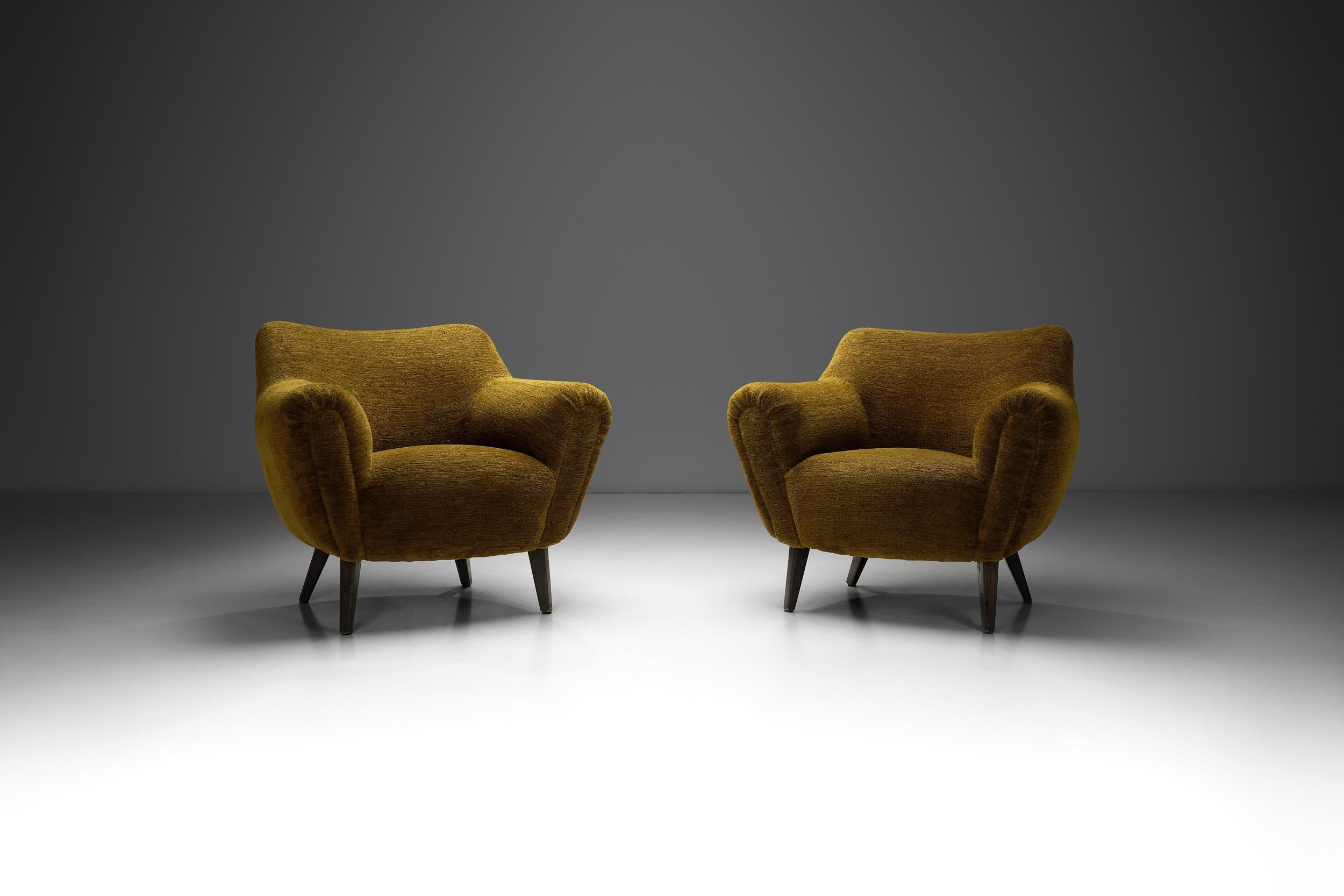 Pareja de sillones de salón verde oliva con patas acodadas, Checoslovaquia ca 1970s Moderno de mediados de siglo