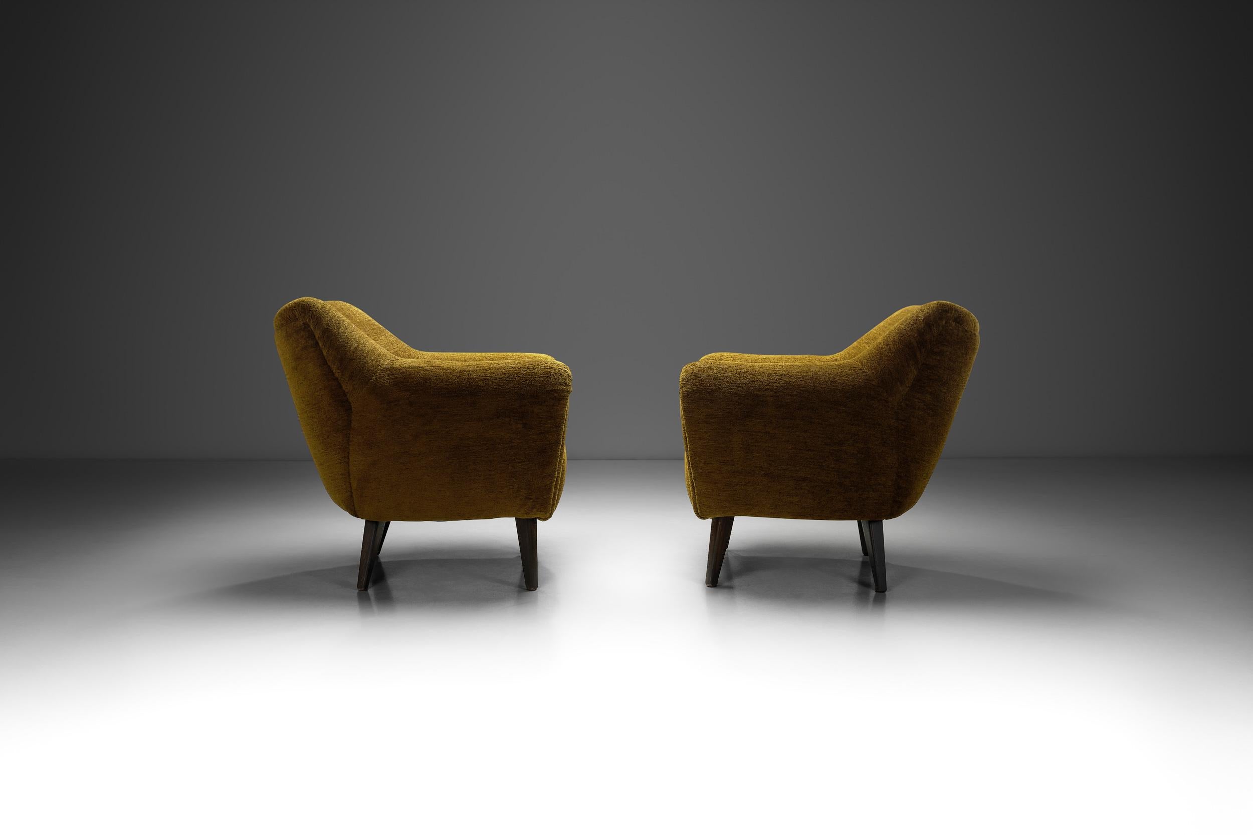 Pareja de sillones de salón verde oliva con patas acodadas, Checoslovaquia ca 1970s en Bueno Estado en Utrecht, NL
