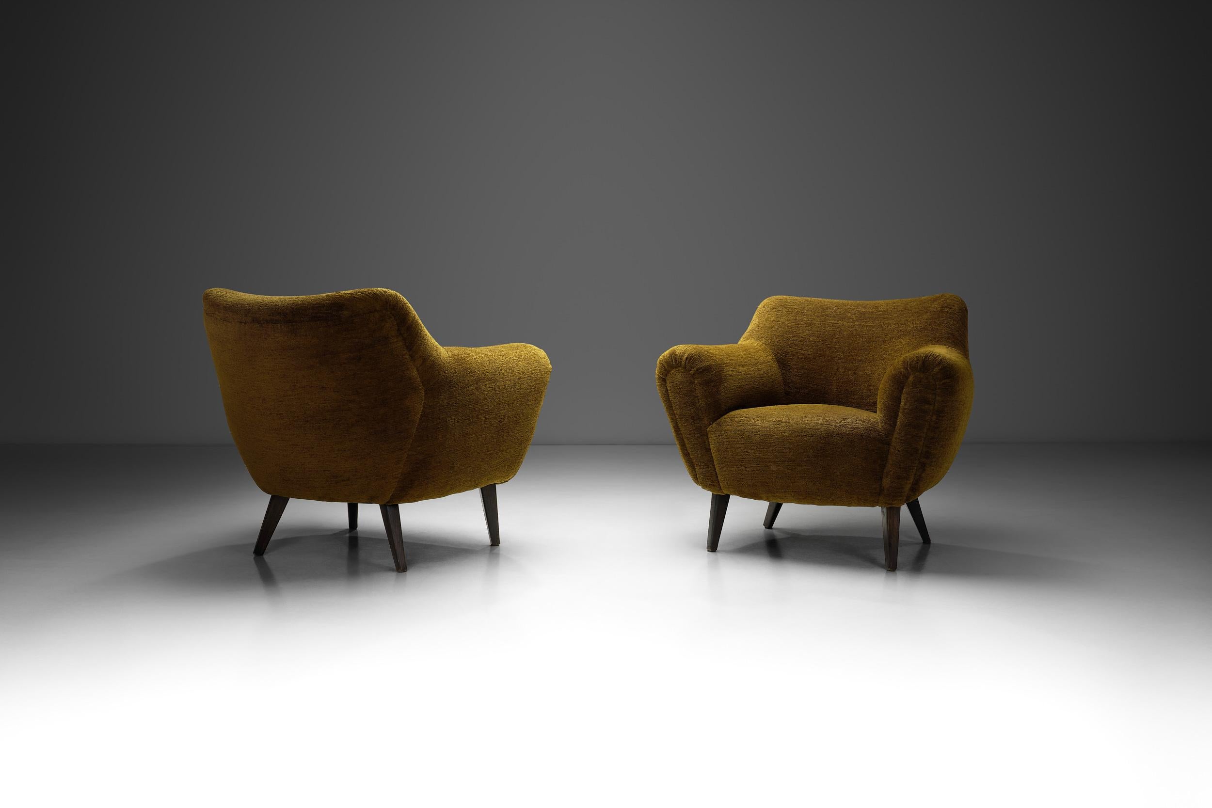 Pareja de sillones de salón verde oliva con patas acodadas, Checoslovaquia ca 1970s finales del siglo XX
