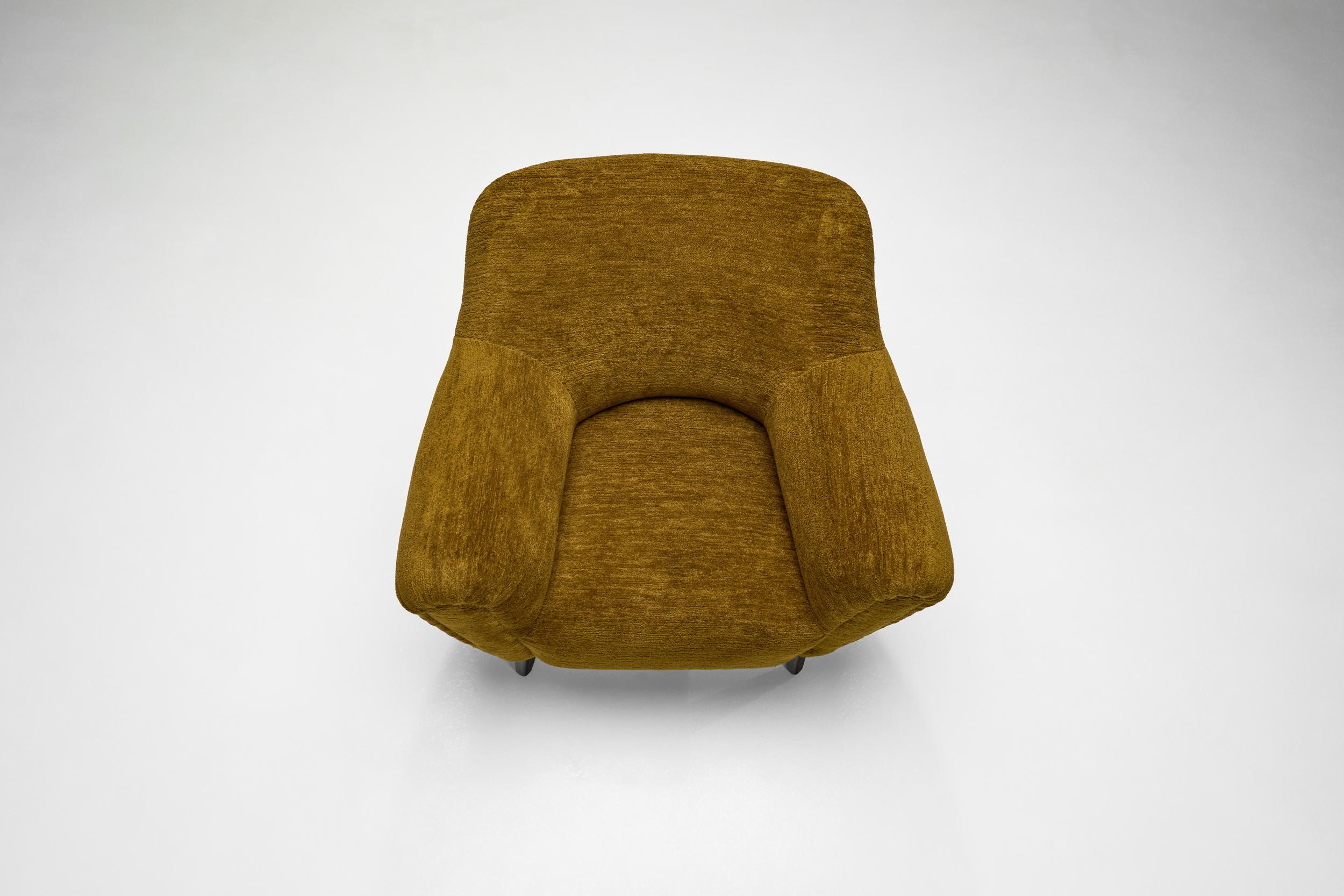 Pareja de sillones de salón verde oliva con patas acodadas, Checoslovaquia ca 1970s 1