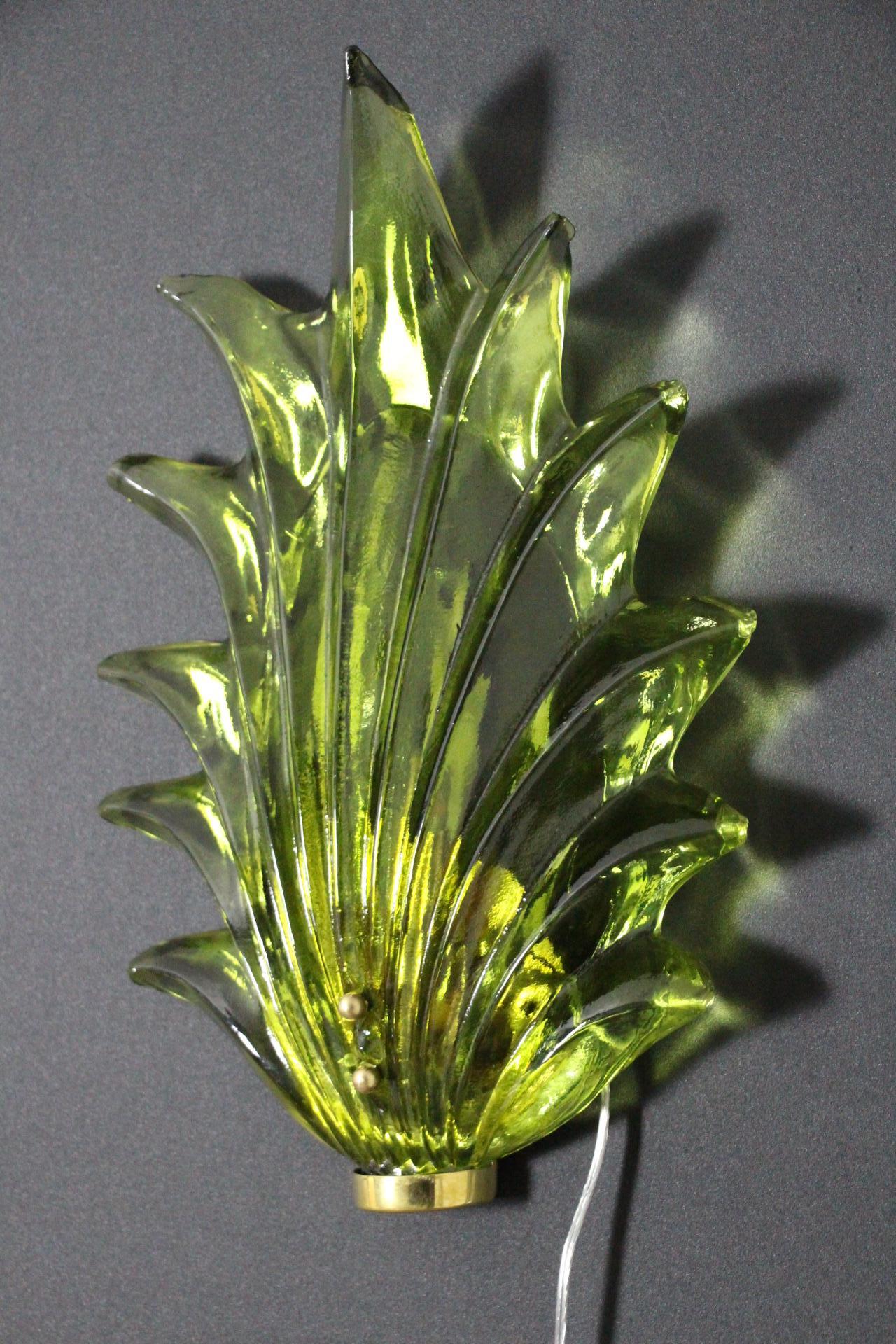 Art déco Paire d'appliques en verre de Murano vert olive avec feuilles et laiton de style Barovier en vente