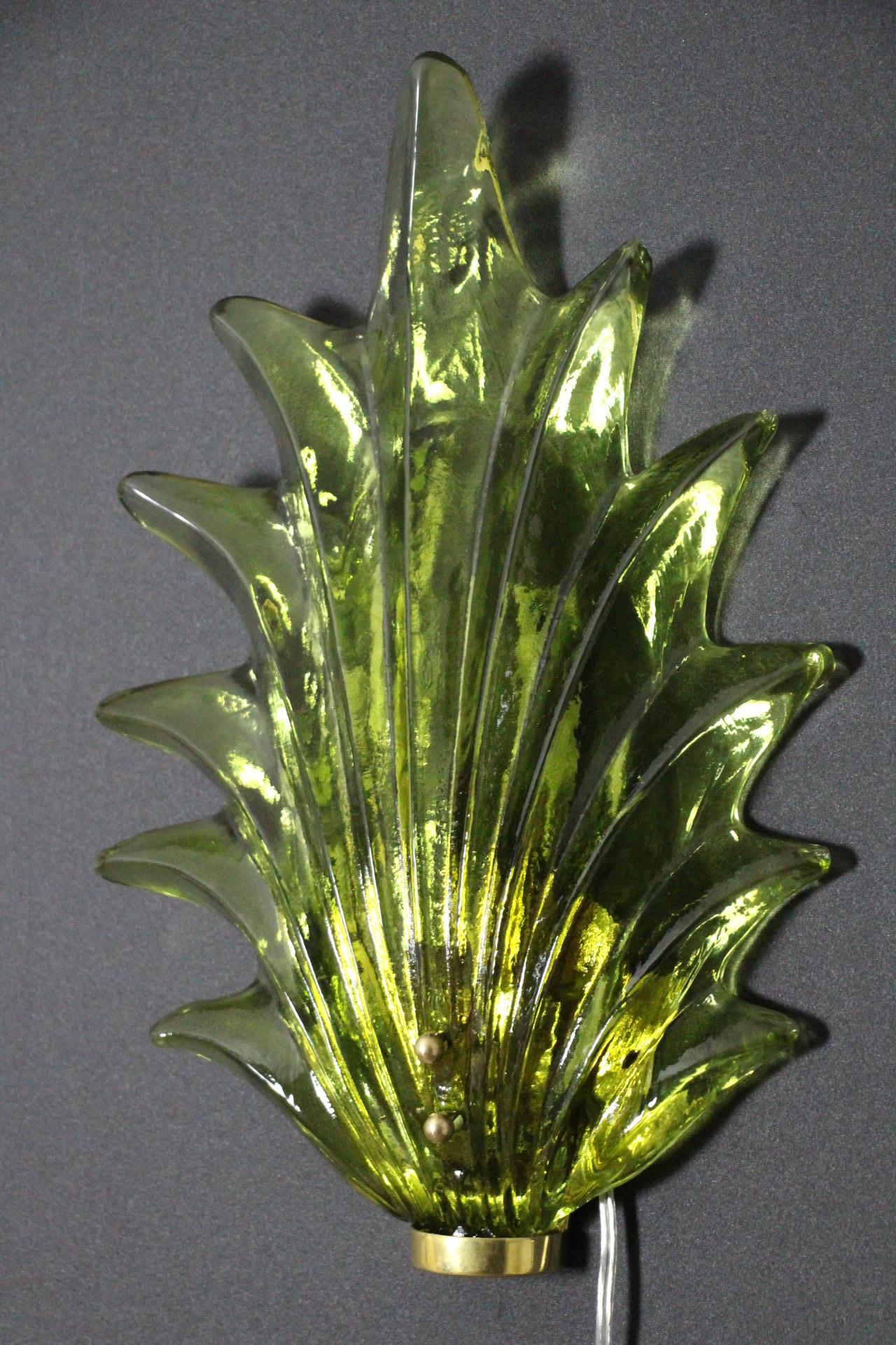 italien Paire d'appliques en verre de Murano vert olive avec feuilles et laiton de style Barovier en vente
