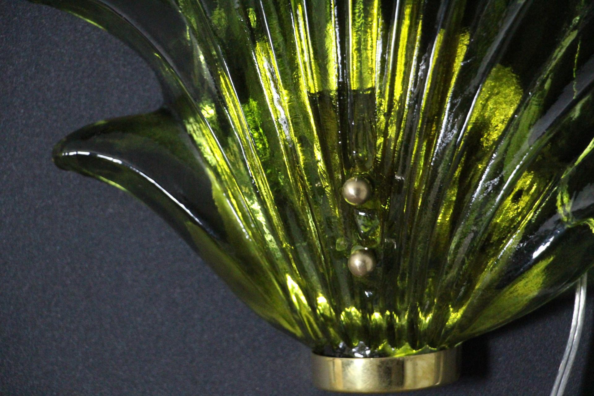 Paire d'appliques en verre de Murano vert olive avec feuilles et laiton de style Barovier Excellent état - En vente à Saint-Ouen, FR