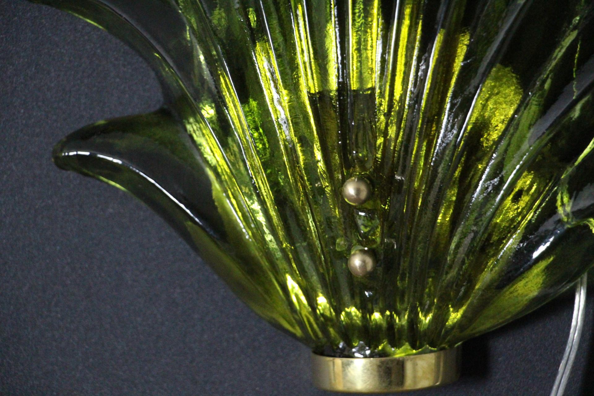 Pair of Olive Green Murano Glass Leaf and Brass Sconces in Barovier Style In Excellent Condition In Saint-Ouen, FR