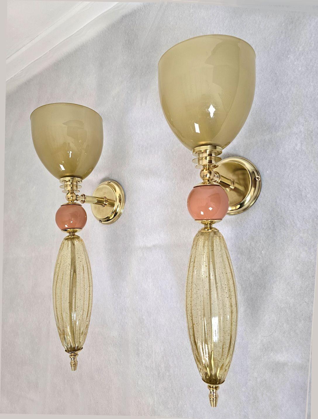 Coppia di appliques in vetro di Murano della metà del secolo scorso, Italia, anni '1990 circa.
La coppia di appliques italiane è realizzata in vetro verde oliva e rosa e con elementi in vetro di Murano.
I supporti sono in ottone lucido.
Il vetro
