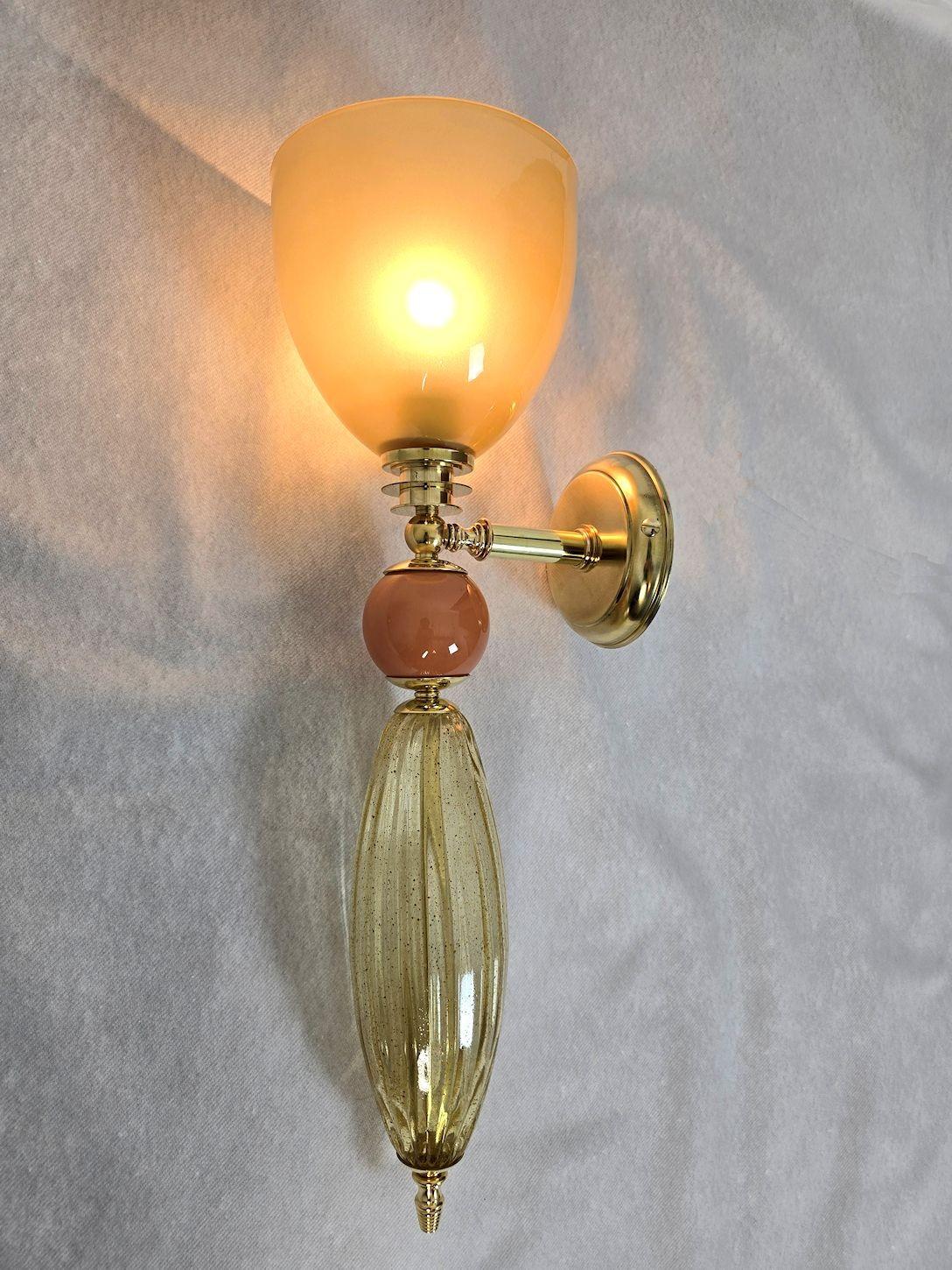 Mid-Century moderno Coppia di appliques in Greene & Greene verde oliva di Murano in vendita