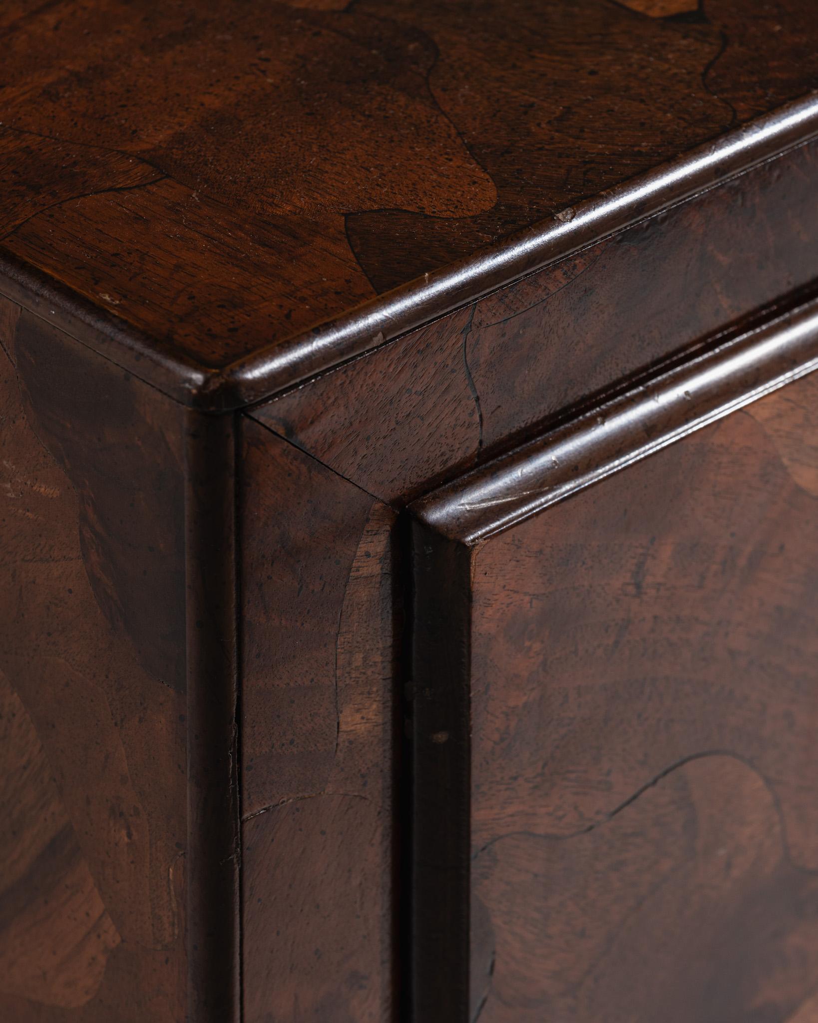 Paire de tables de nuit en placage de bois d'Oliver, années 1950 en vente 7