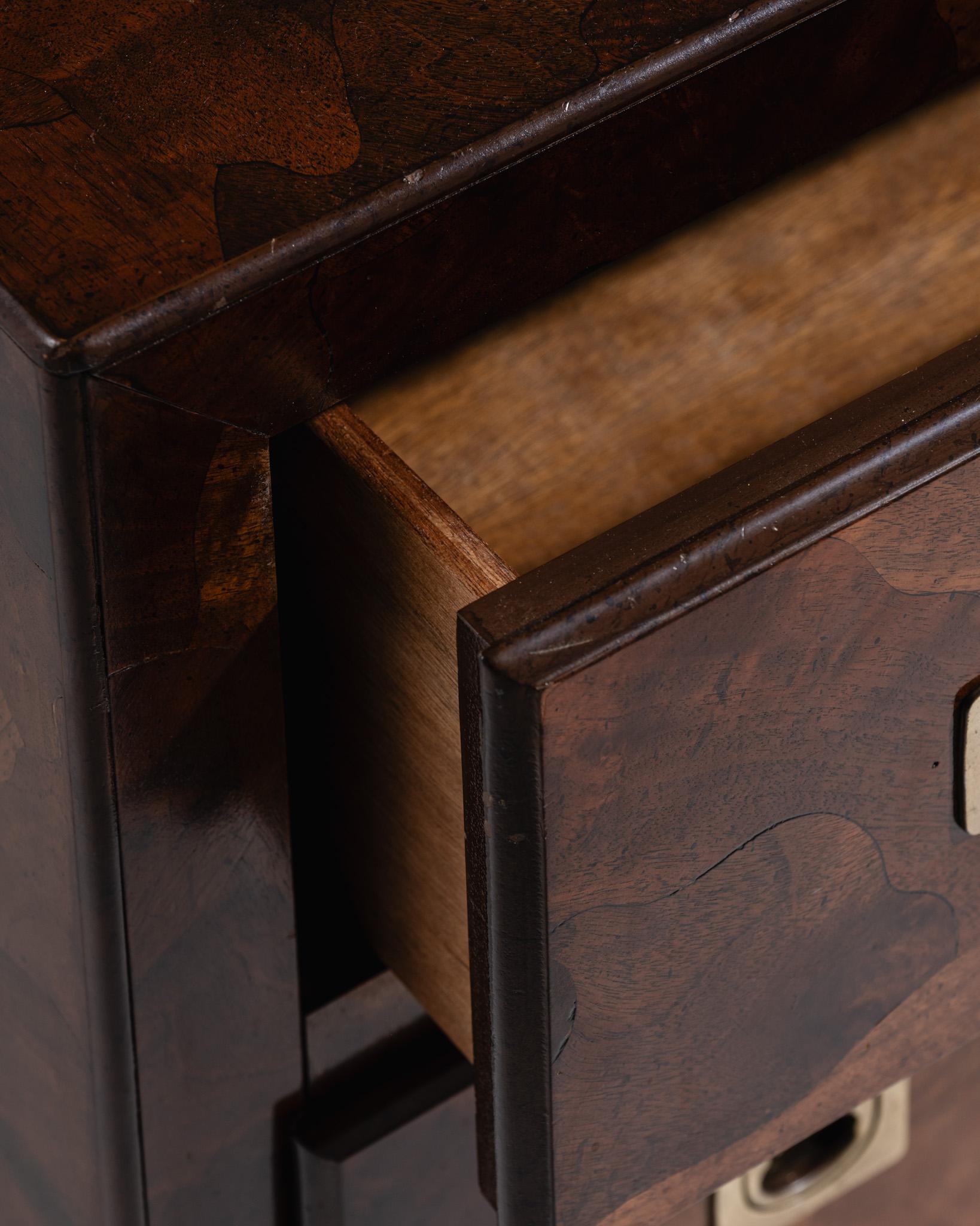Paire de tables de nuit en placage de bois d'Oliver, années 1950 en vente 8