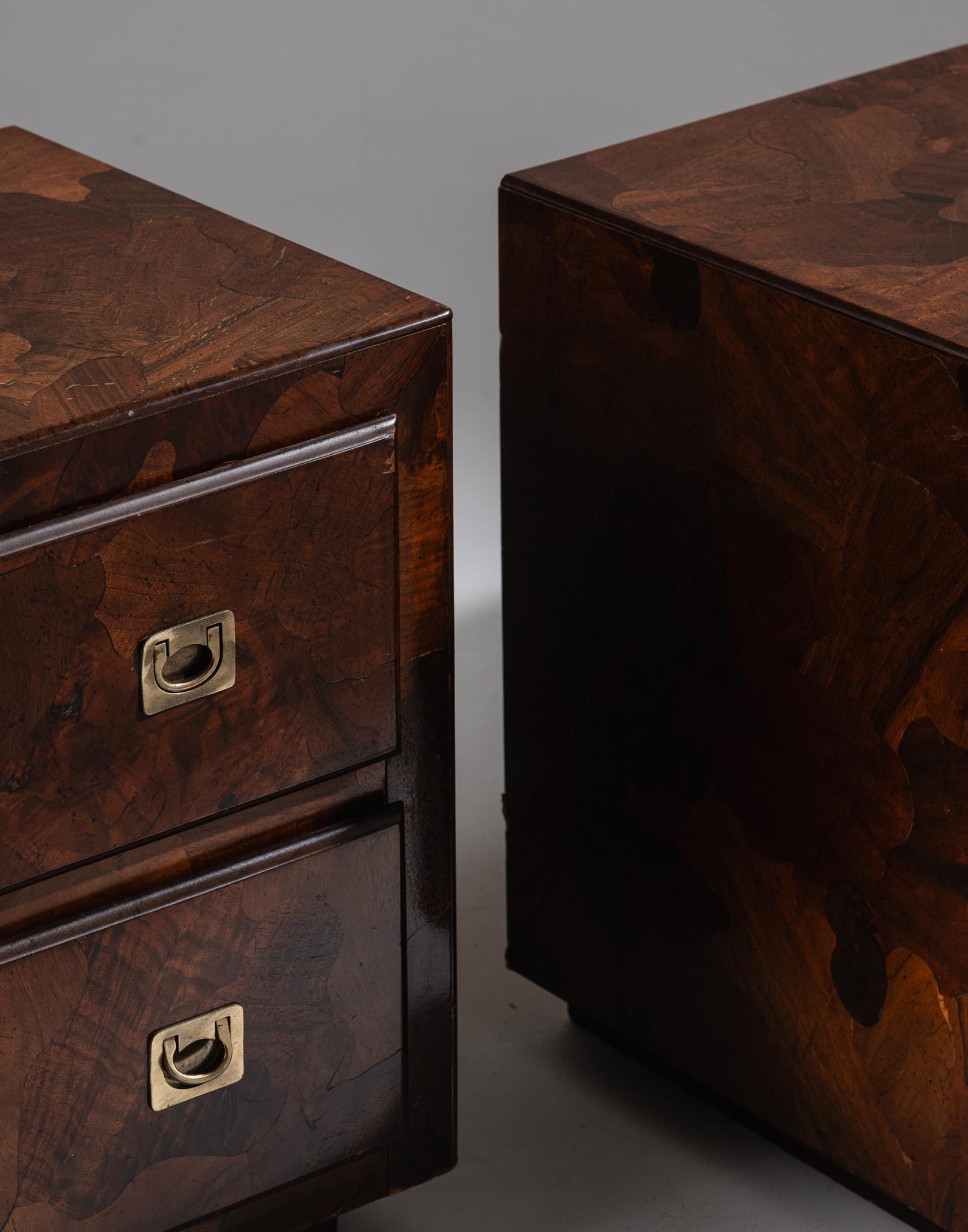 Paire de tables de nuit du milieu du siècle par American of Martinsville, fabriquées dans les années 1950. Chaque pièce présente un placage de bois d'olivier saisissant au grain contrasté et comporte un seul tiroir à la façade épurée. Modèles