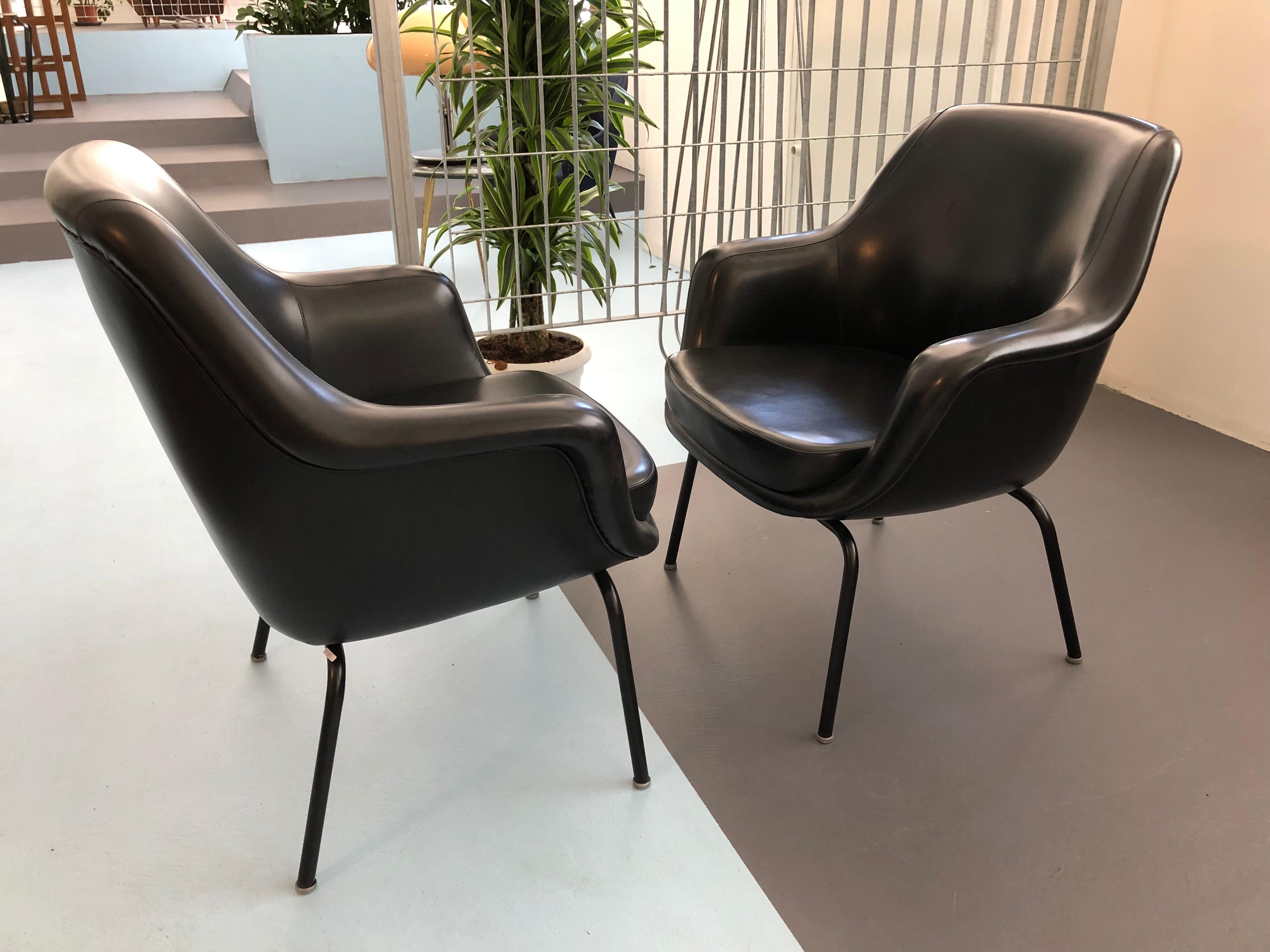 Very good vintage conditions for these armchairs designed by Olli Mannermaa for Cassina and produced in Italy during the 1960s.