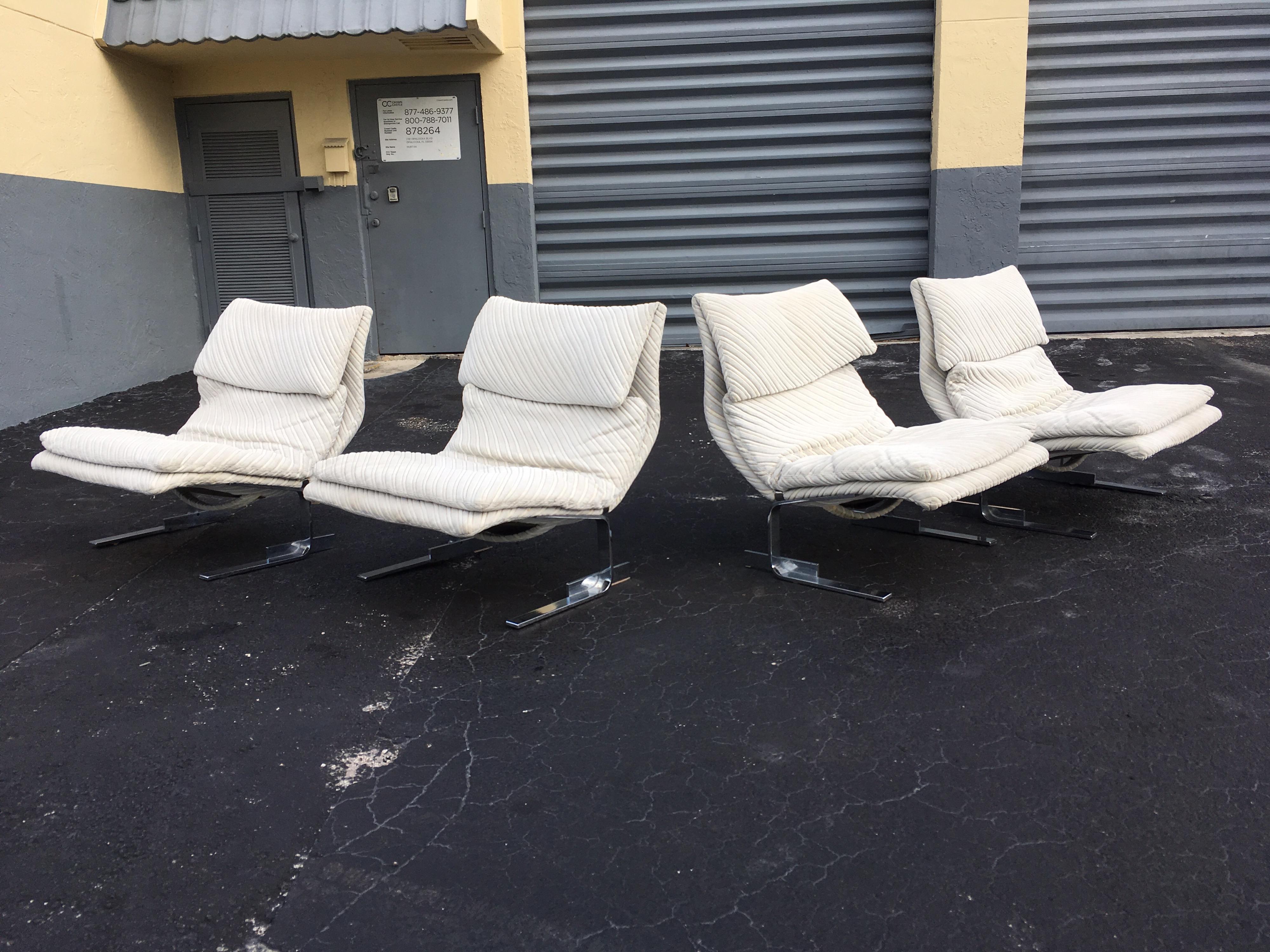Pair of onda wave lounge chairs by Giovanni Offredi for Saporiti. Sold as a pair. Four chairs available.
Fabric has some light spots. We recommend to have the chairs recovered, we can help. Chrome has normal wear.
