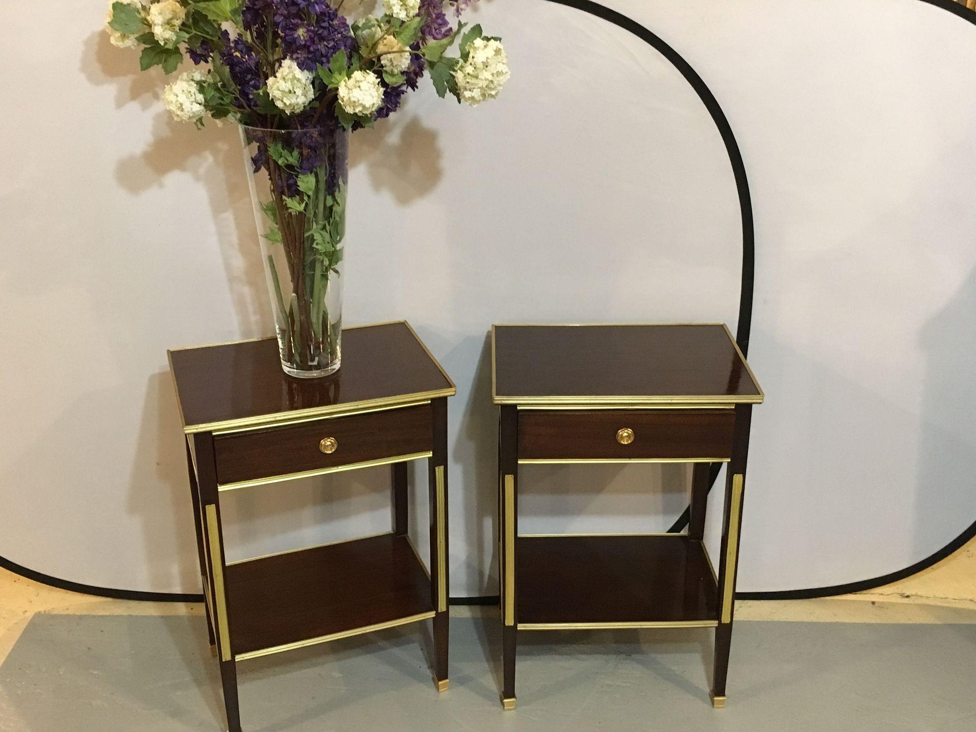 Pair of One Drawer Neoclassical Style Bronze-Mounted Mahogany End / Side Tables In Good Condition For Sale In Manhasset, NY