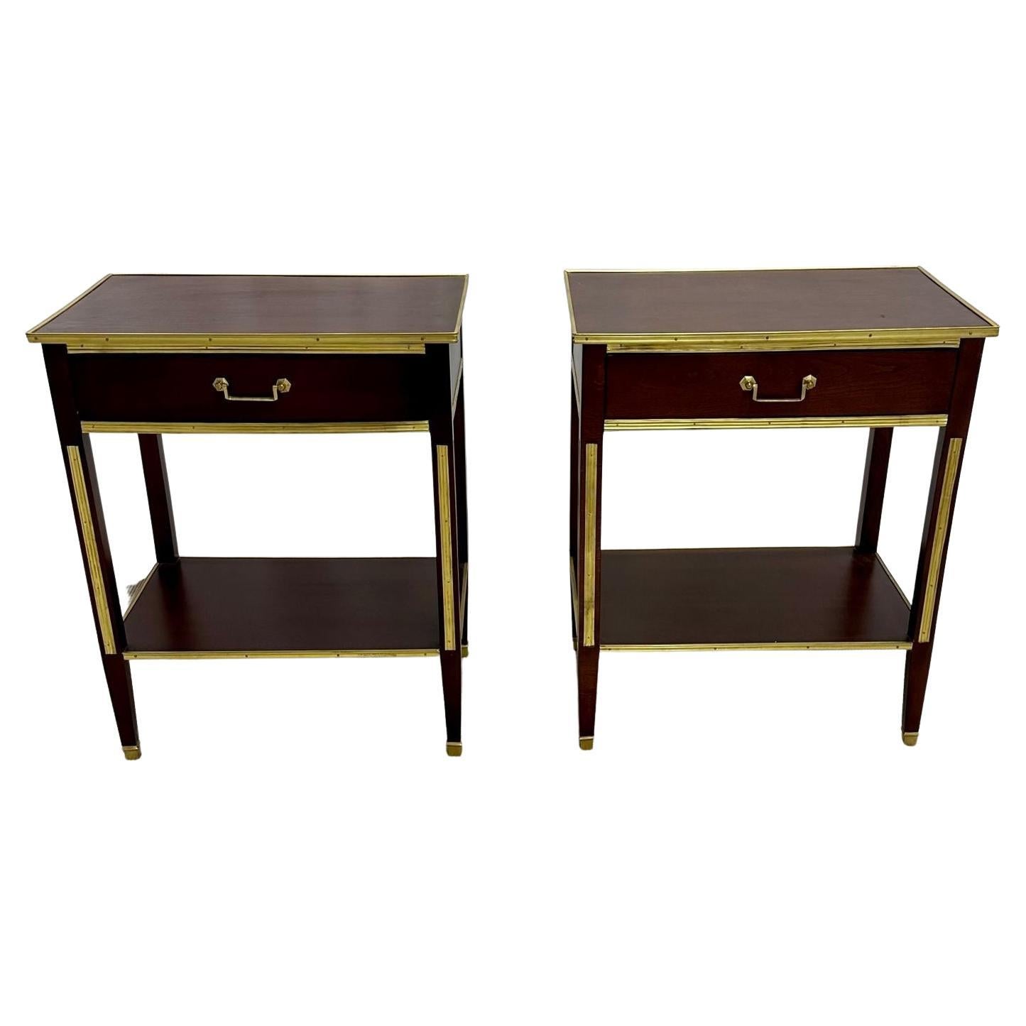 Pareja de mesas auxiliares / auxiliares de caoba de estilo neoclásico con un cajón y montadas en bronce