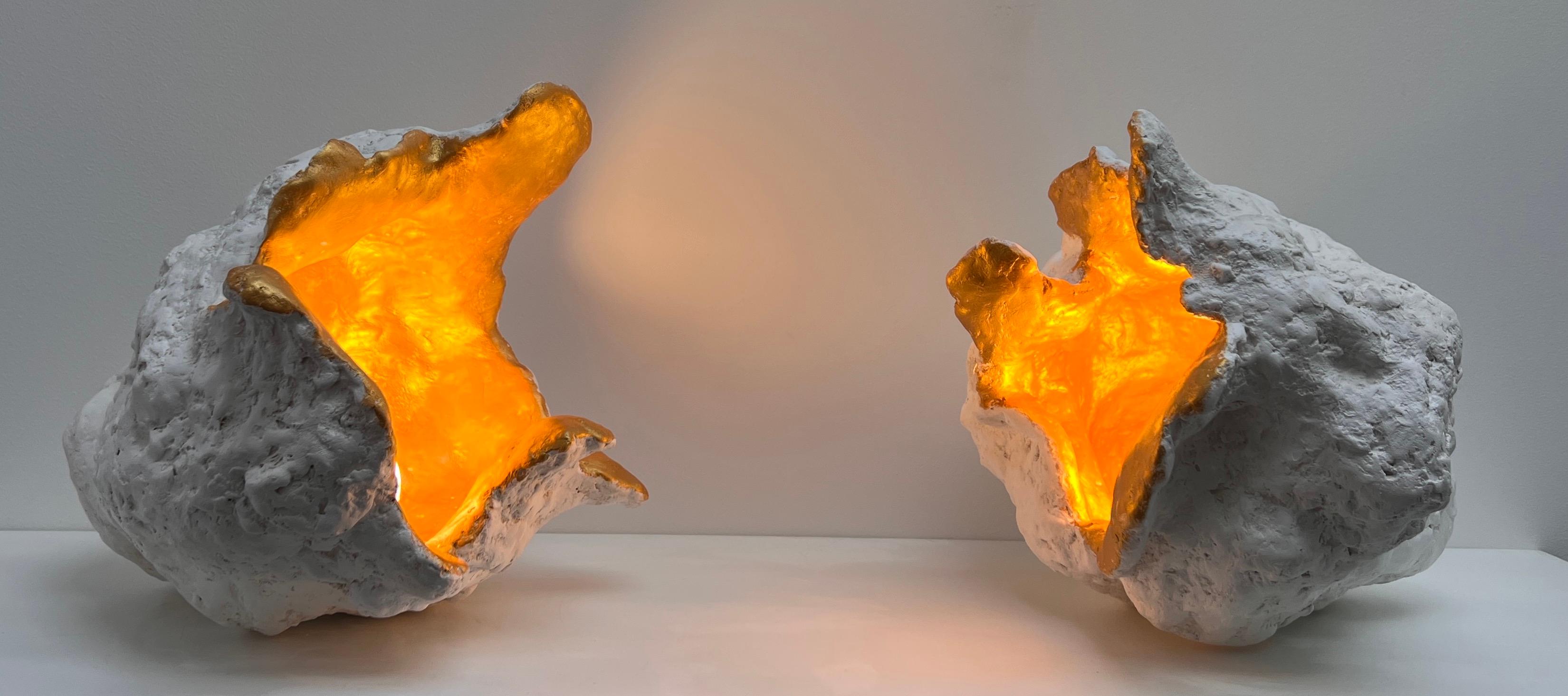 Pareja de lámparas escultóricas artesanales únicas - Formación rocosa orgánica Hecho a mano en venta