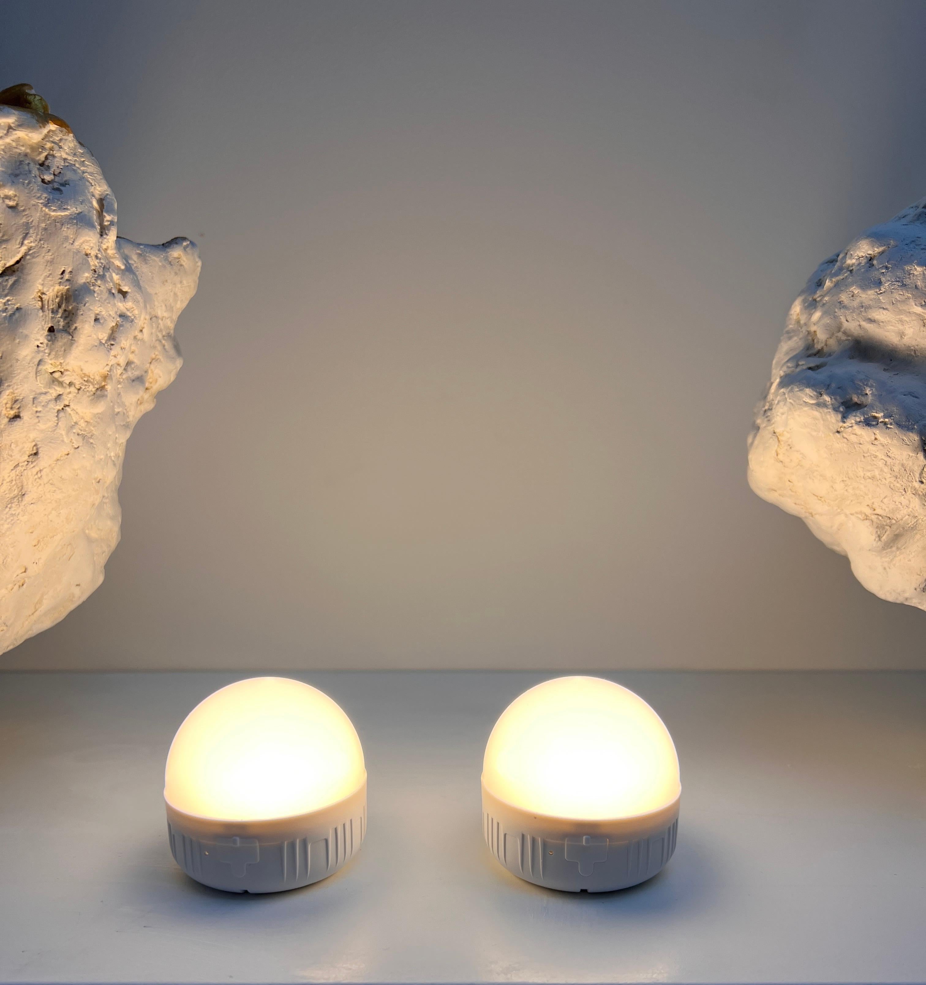 Pareja de lámparas escultóricas artesanales únicas - Formación rocosa orgánica Gesso en venta