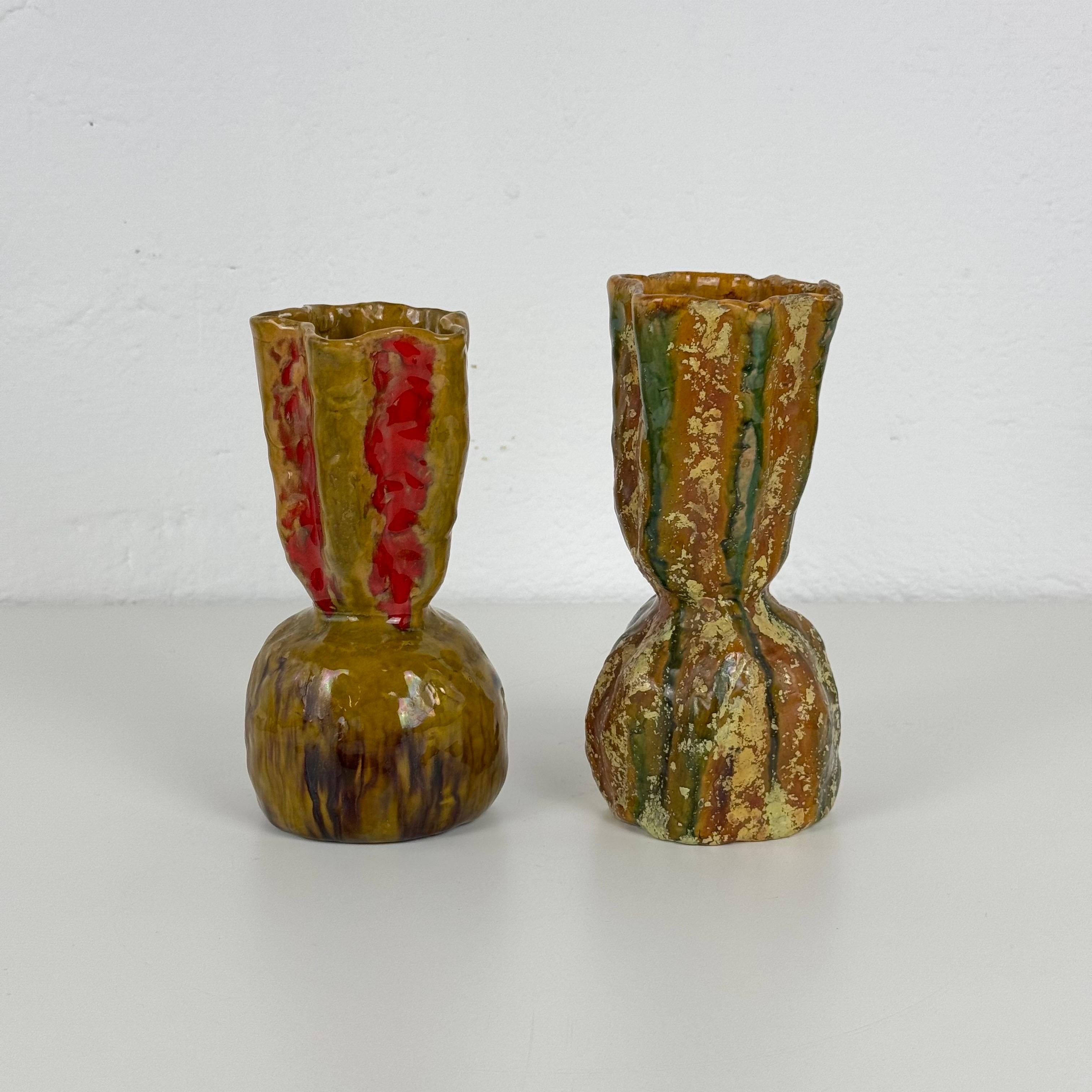 Auffallendes und sehr ausdrucksstarkes Paar handgeformter Vasen des italienischen Keramikers Pietro Melandri, hergestellt in Faenza in den 1960er Jahren. Jede Vase ist in ihrer Form und Glasur ein Unikat, das die organische Spontaneität und das