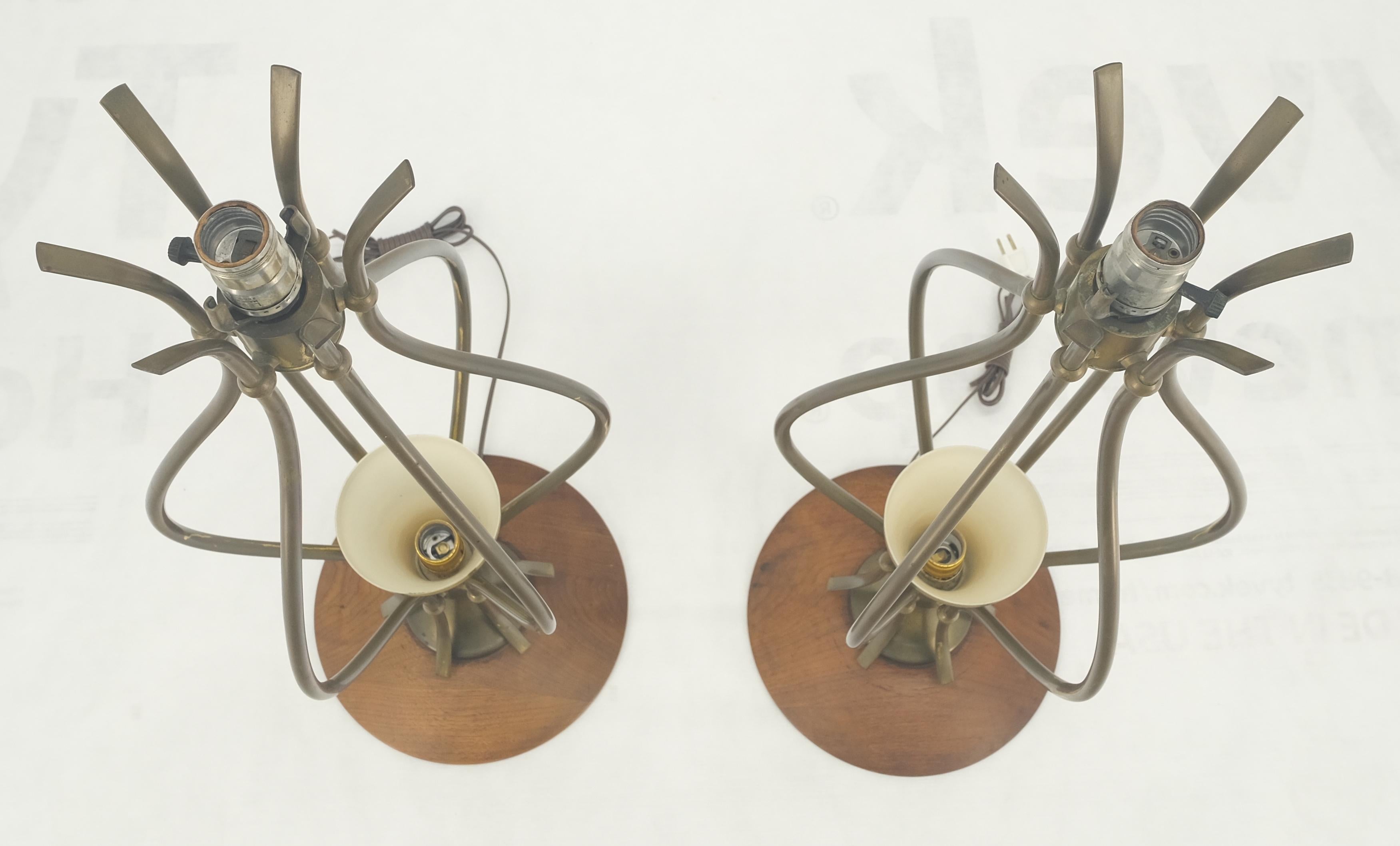 Mid-Century Modern Pair of Onion Shape Turned Solid Walnut Bases Brass Harps Table Lamps MINT! For Sale