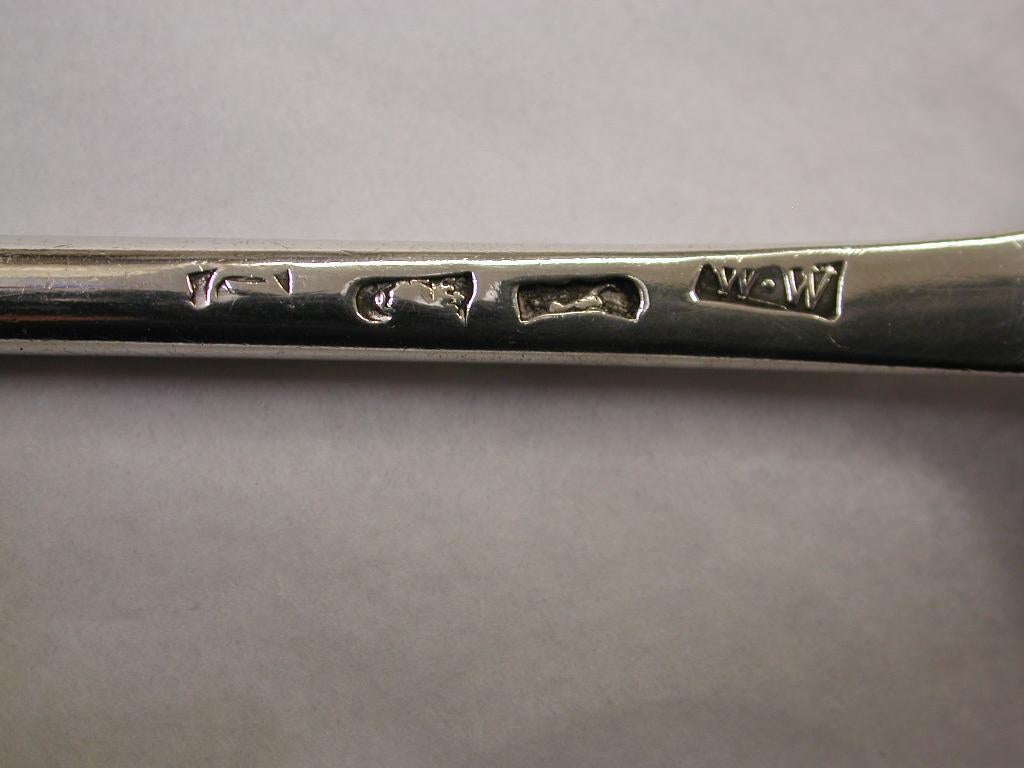 Onslow-Paar  Muster Geo 111 Silber-Fülllöffel 1762 William Withers 
Die Onslow-Schriftrolle wurde erstmals von Arthur Onslow (1691-1768), dem Großen Sprecher des Parlaments, entworfen. 
Der langsame Teil des Löffels ist gegossen, der Rest ist