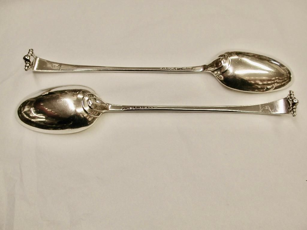 Pair of Onslow  Pattern Geo 111 Silver Stuffing Spoons 1762 William Withers  In Good Condition For Sale In London, GB