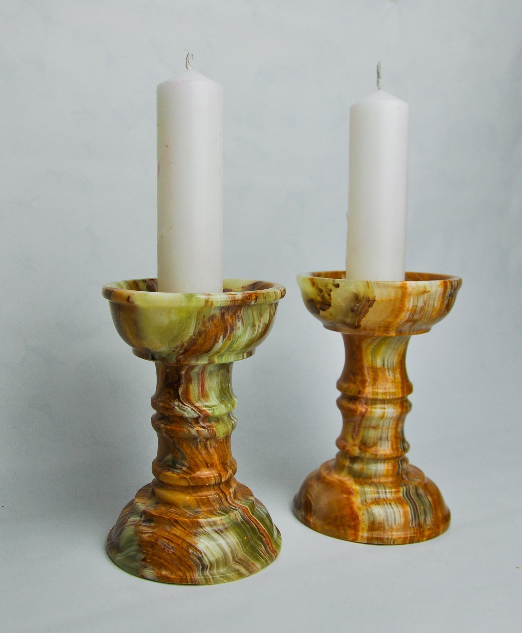Sehr schönes Paar Kerzenständer aus Onyx und Messing, entworfen und hergestellt in Italien in den 1980er Jahren. Diese Kerzenständer sind noch in der Originalverpackung. Hervorragendes Designobjekt, das Ihr Interieur wunderbar dekorieren wird.