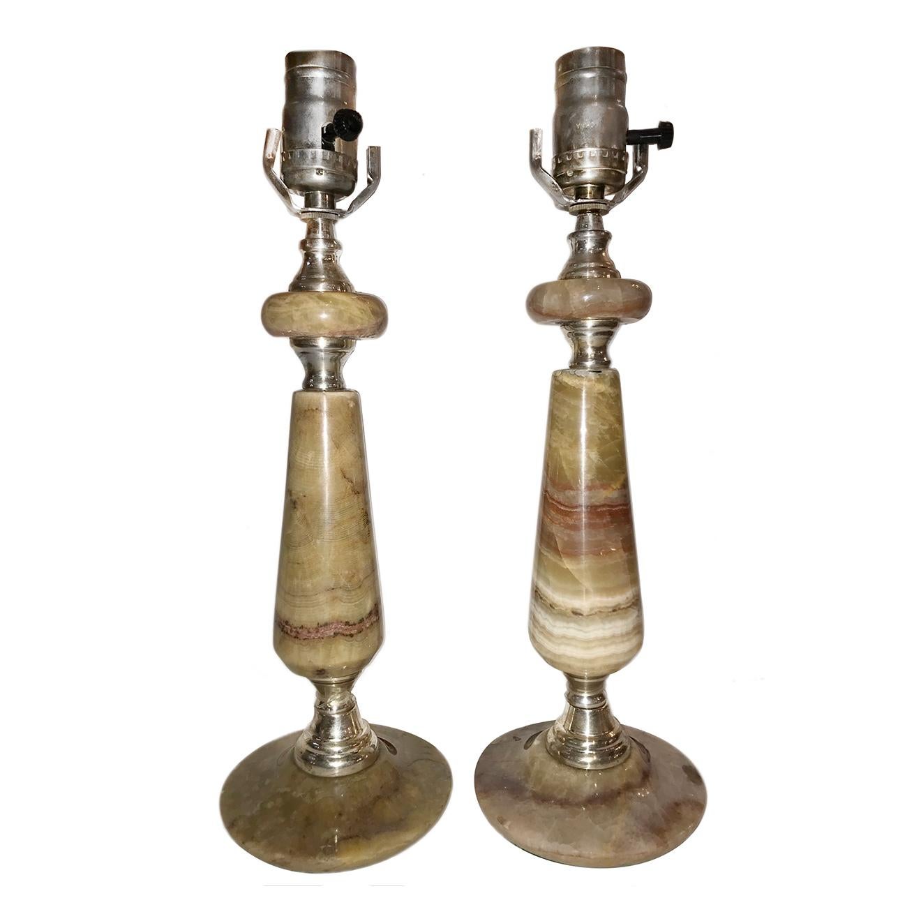 Une paire de lampes de table en onyx rayé, datant des années 1940, avec des ferrures en argent. 

Mesure :
Hauteur du corps 11,5 pouces
Diamètre de la base 4.75