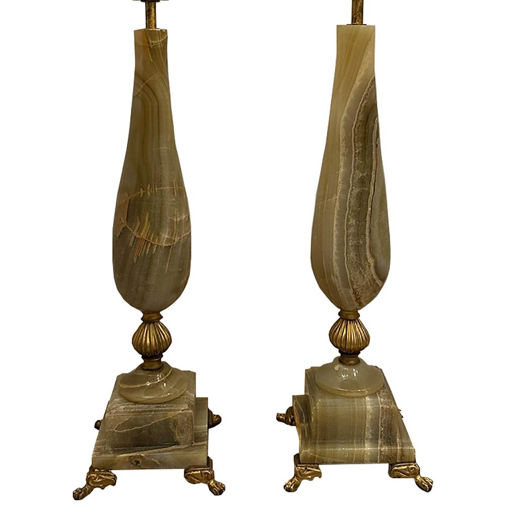 Paire de lampes italiennes en onyx des années 1950 avec détails dorés.

Mesures :
Hauteur du corps : 19.5