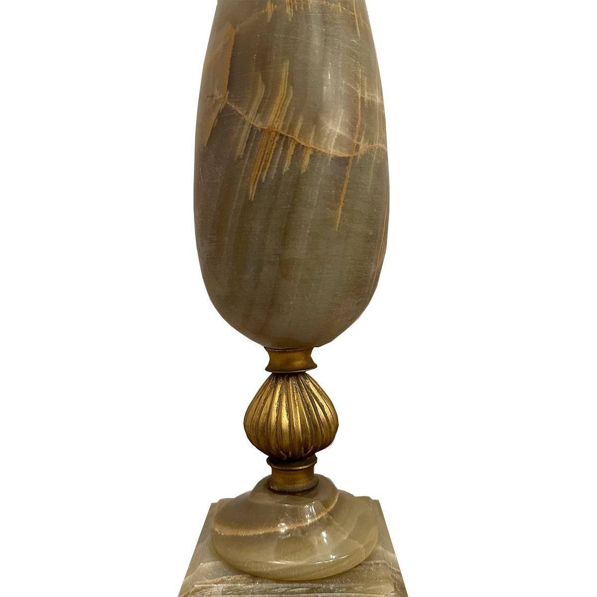 Doré Paire de lampes de table en onyx en vente
