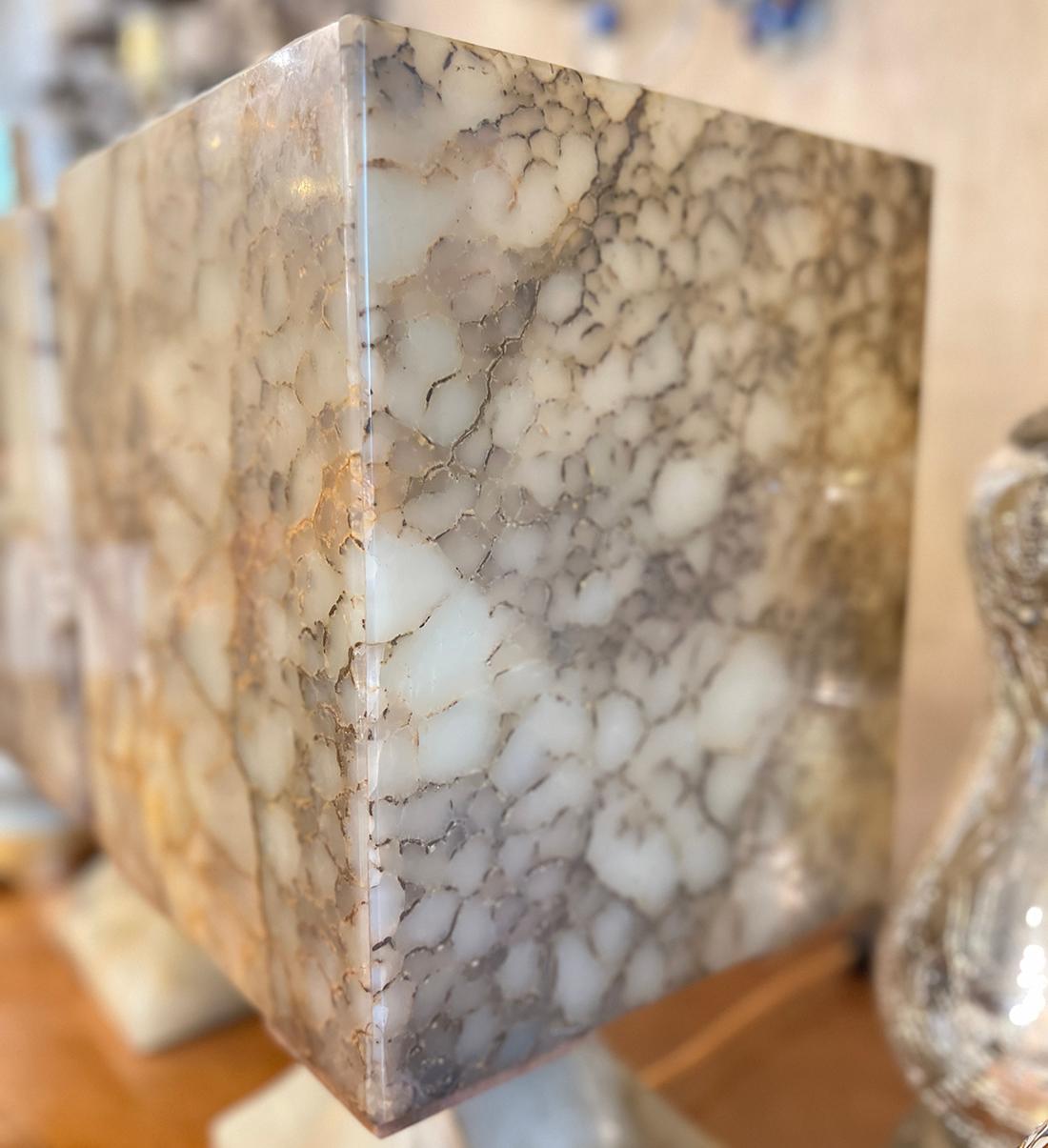 Milieu du XXe siècle Paire de lampes de table en onyx en vente