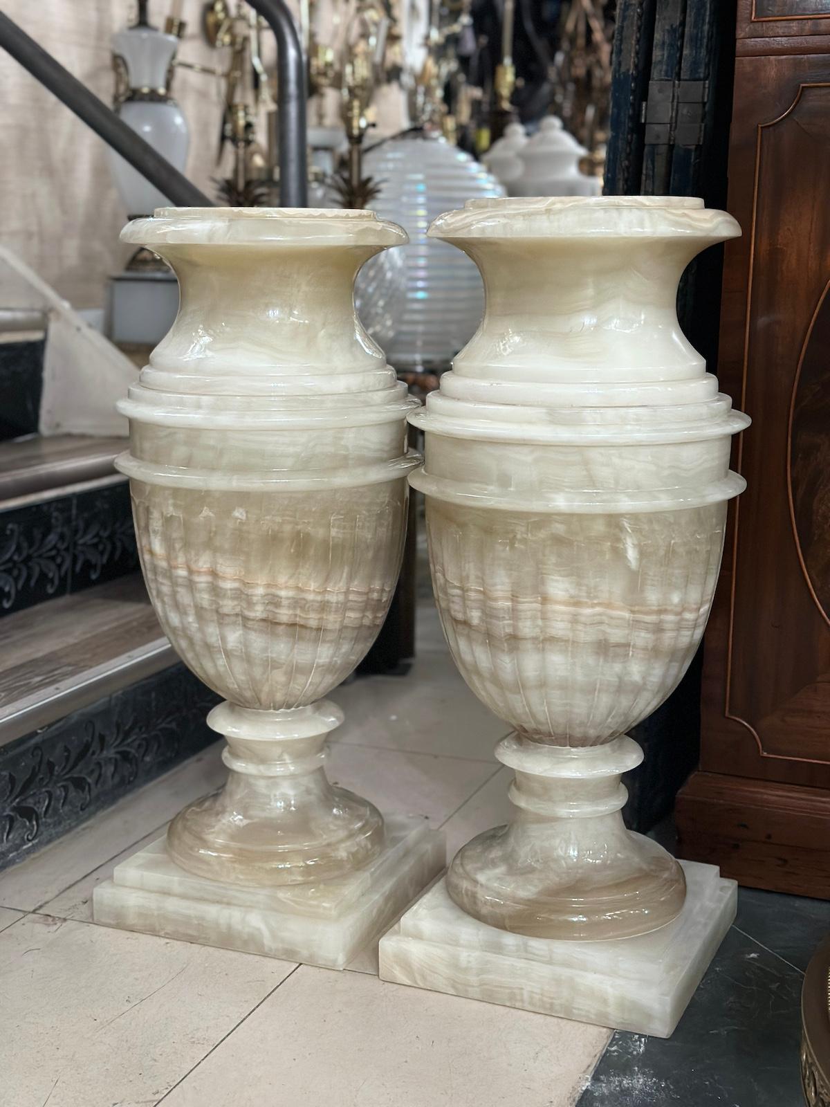 Coppia di urne in onice in stile neoclassico italiano del 1950 circa.

Misure:
Altezza: 28