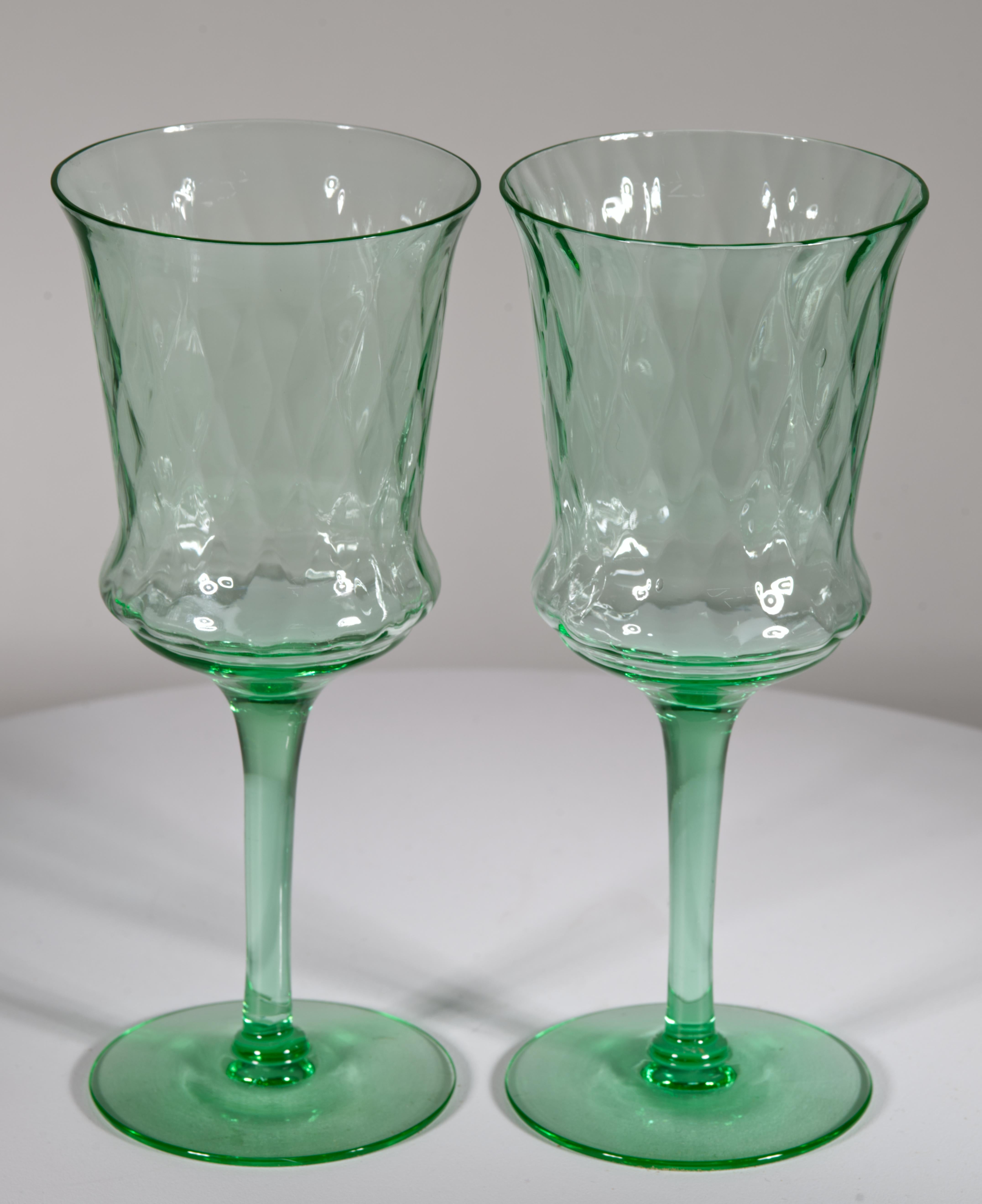 Pareja de Copas Op-Art, Vidrio Verde Uranio Brillan con Luz UV Estadounidense en venta