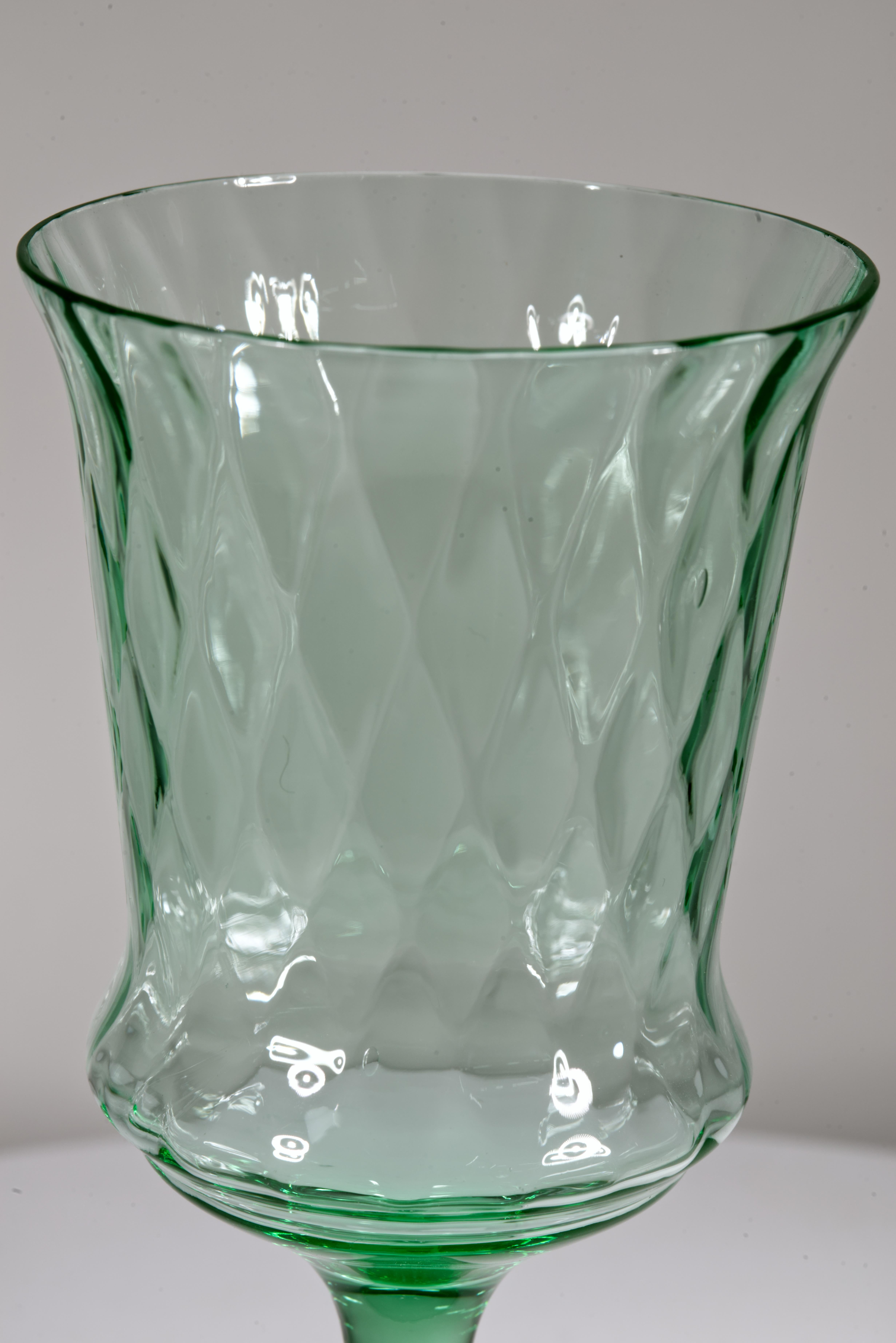 Pareja de Copas Op-Art, Vidrio Verde Uranio Brillan con Luz UV Hecho a mano en venta