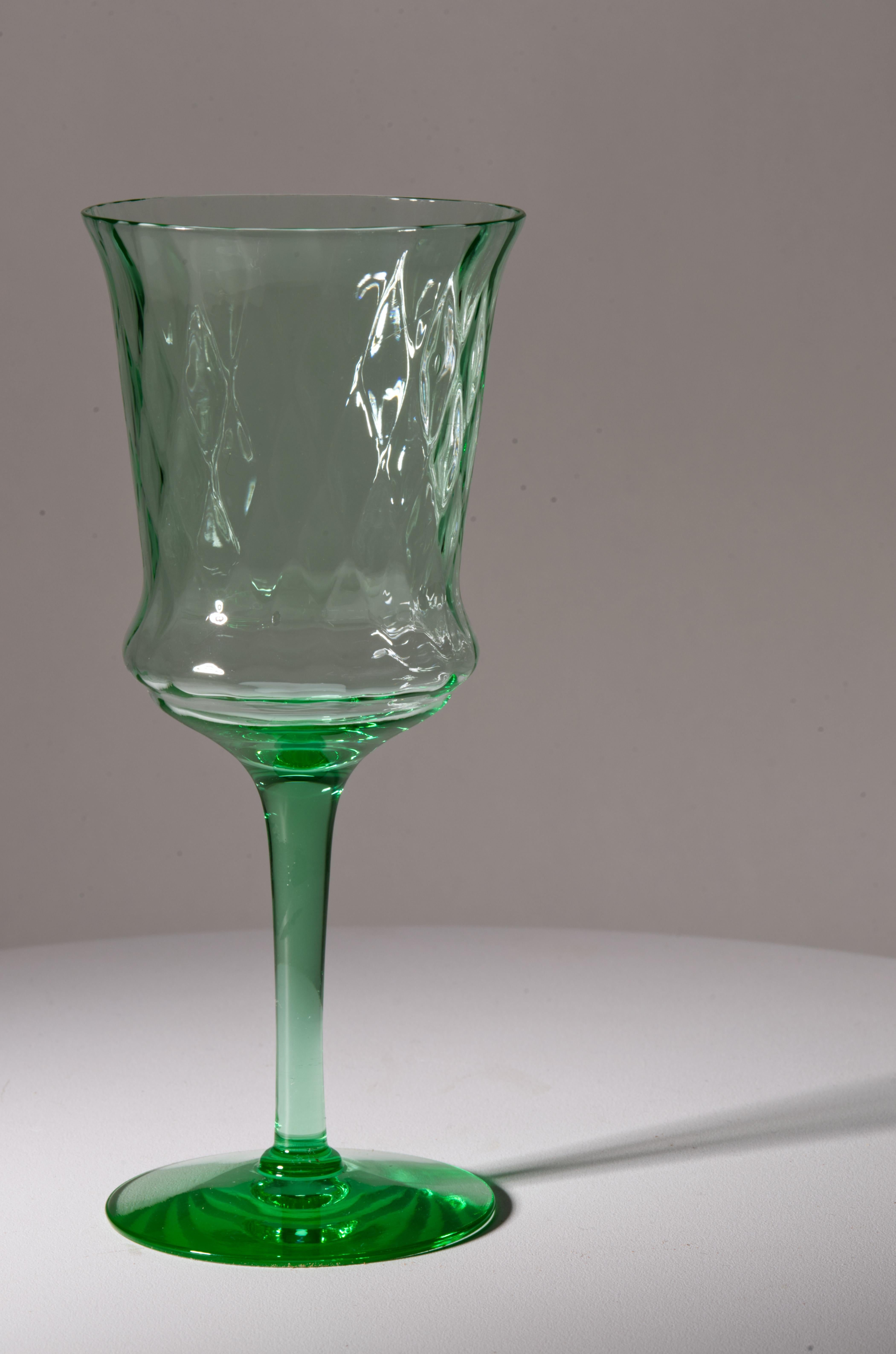 Pareja de Copas Op-Art, Vidrio Verde Uranio Brillan con Luz UV en Bueno estado para la venta en Clifton Springs, NY