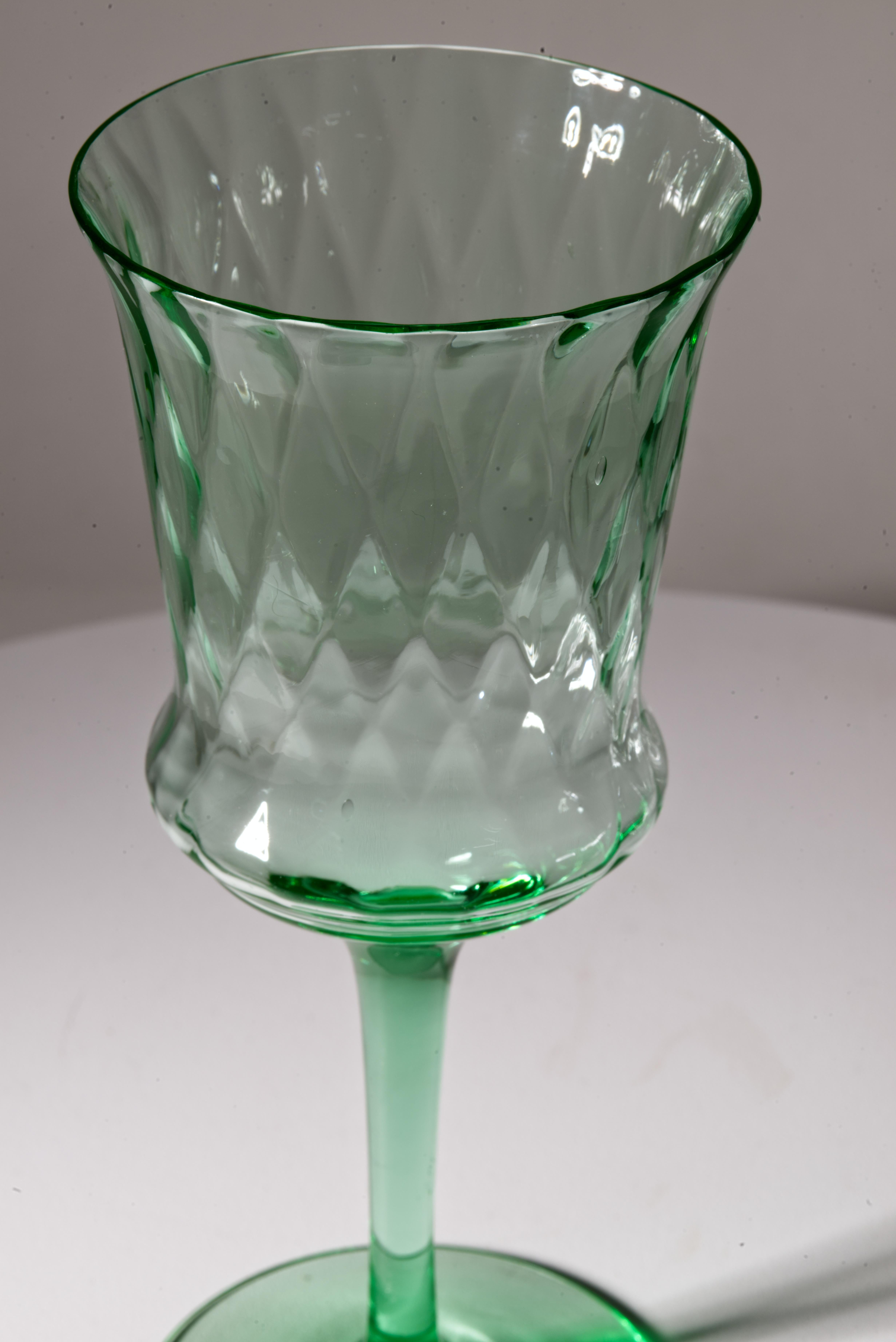 Pareja de Copas Op-Art, Vidrio Verde Uranio Brillan con Luz UV siglo XX en venta