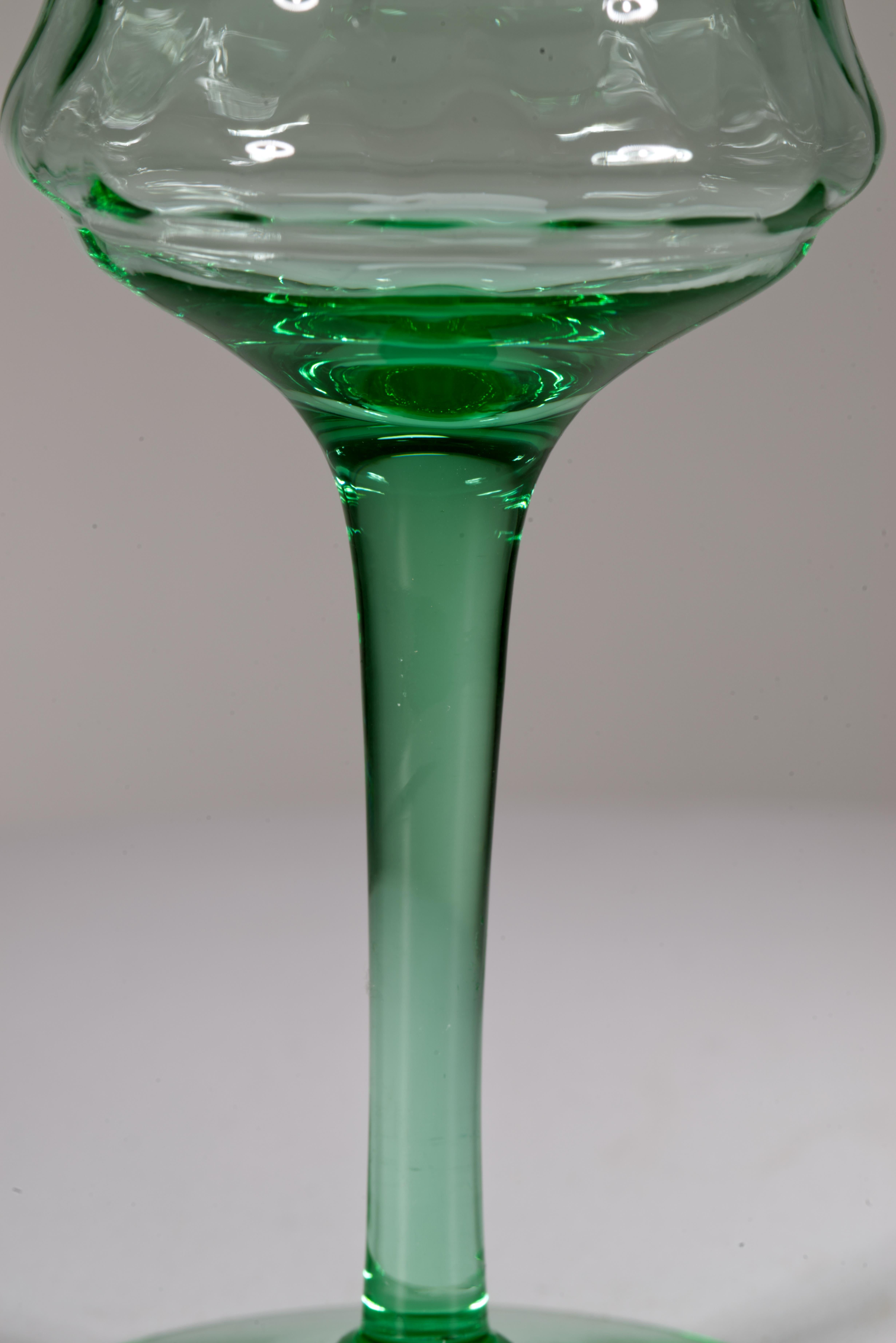 Pareja de Copas Op-Art, Vidrio Verde Uranio Brillan con Luz UV en venta 1