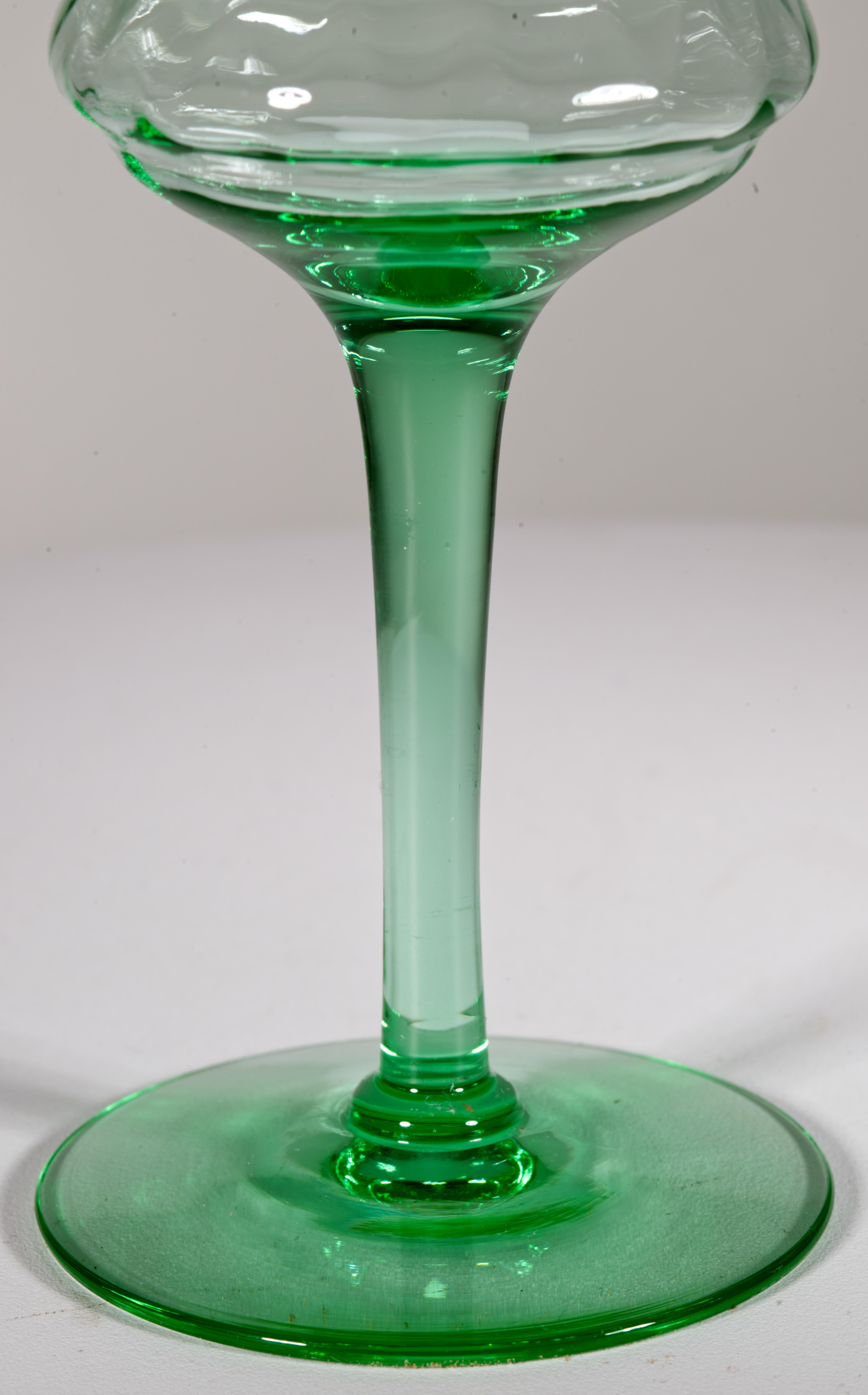 Pareja de Copas Op-Art, Vidrio Verde Uranio Brillan con Luz UV en venta 2