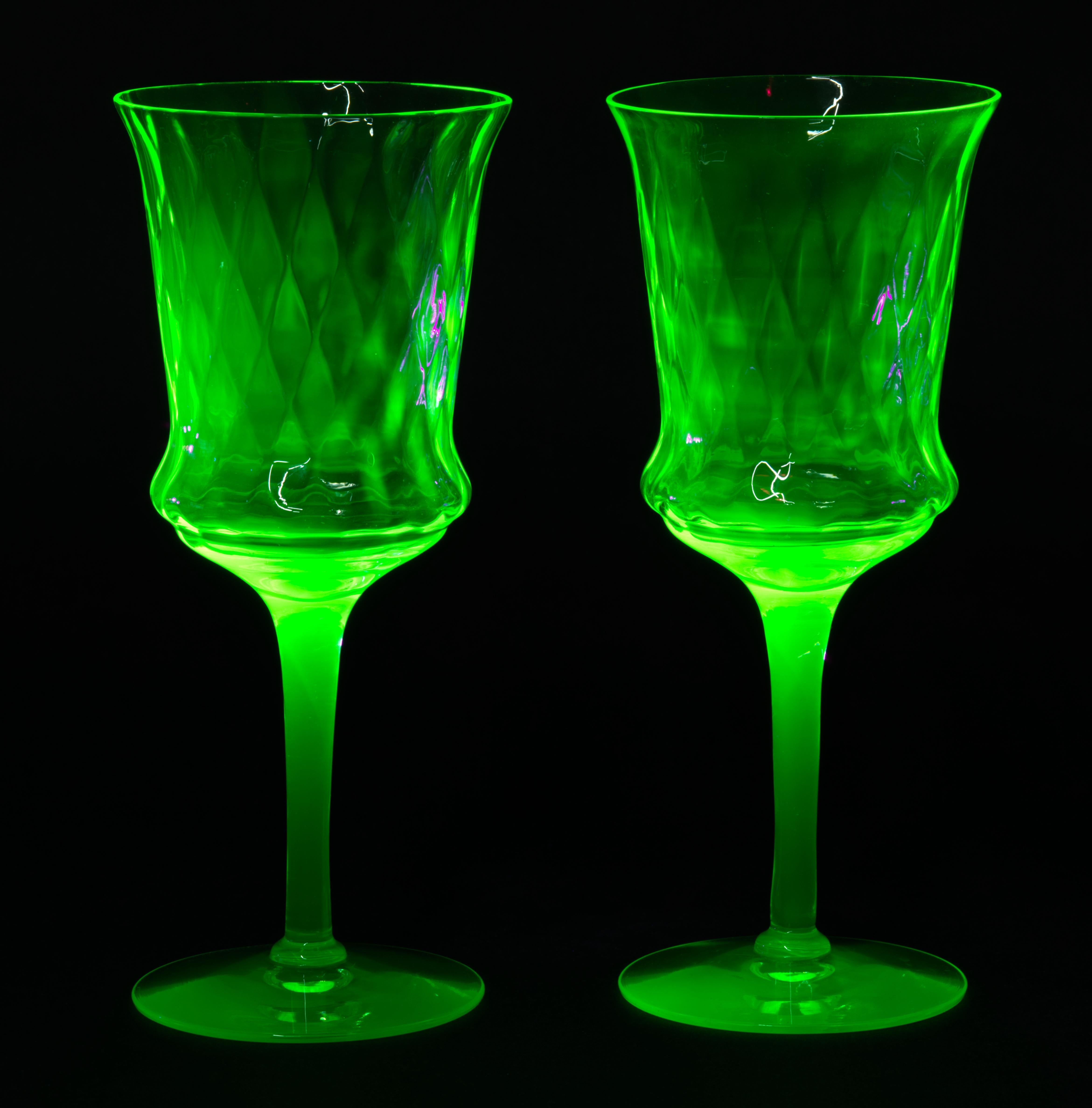 Las copas de vino o de agua Vintage Mid-Century Modern eran de vidrio verde uranio con textura Op-Art que continuaba desde los tallos hasta los bordes de las copas. Las bases anchas añaden estabilidad, y los tallos de formas delicadas fluyen hacia