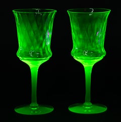 Coppia di calici Op-Art, vetro verde uranio che si illumina ai raggi UV