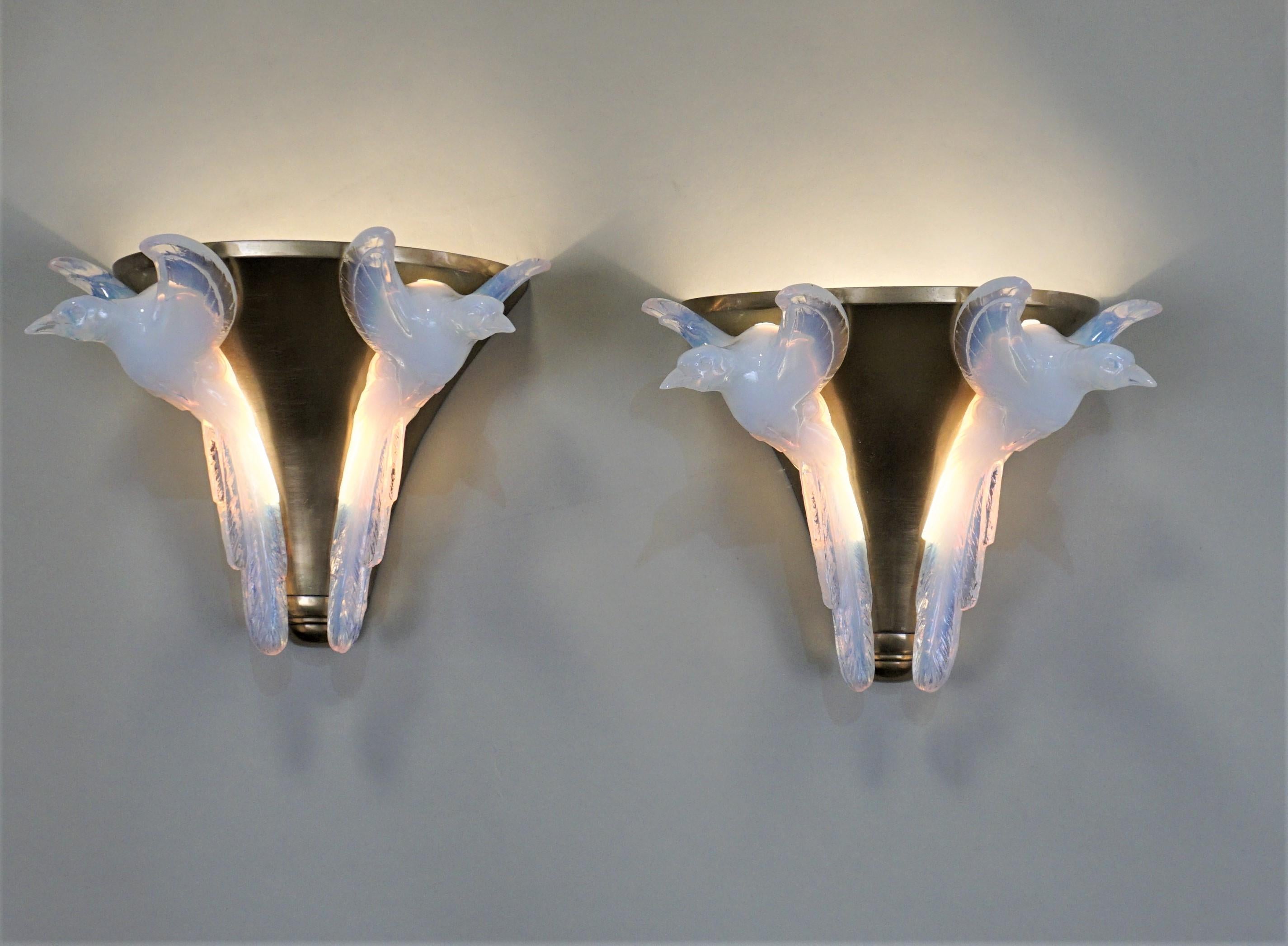 Early 20th Century Pair of Opalescent Glass and Bronze Art Deco Wall Sconces by Ezan