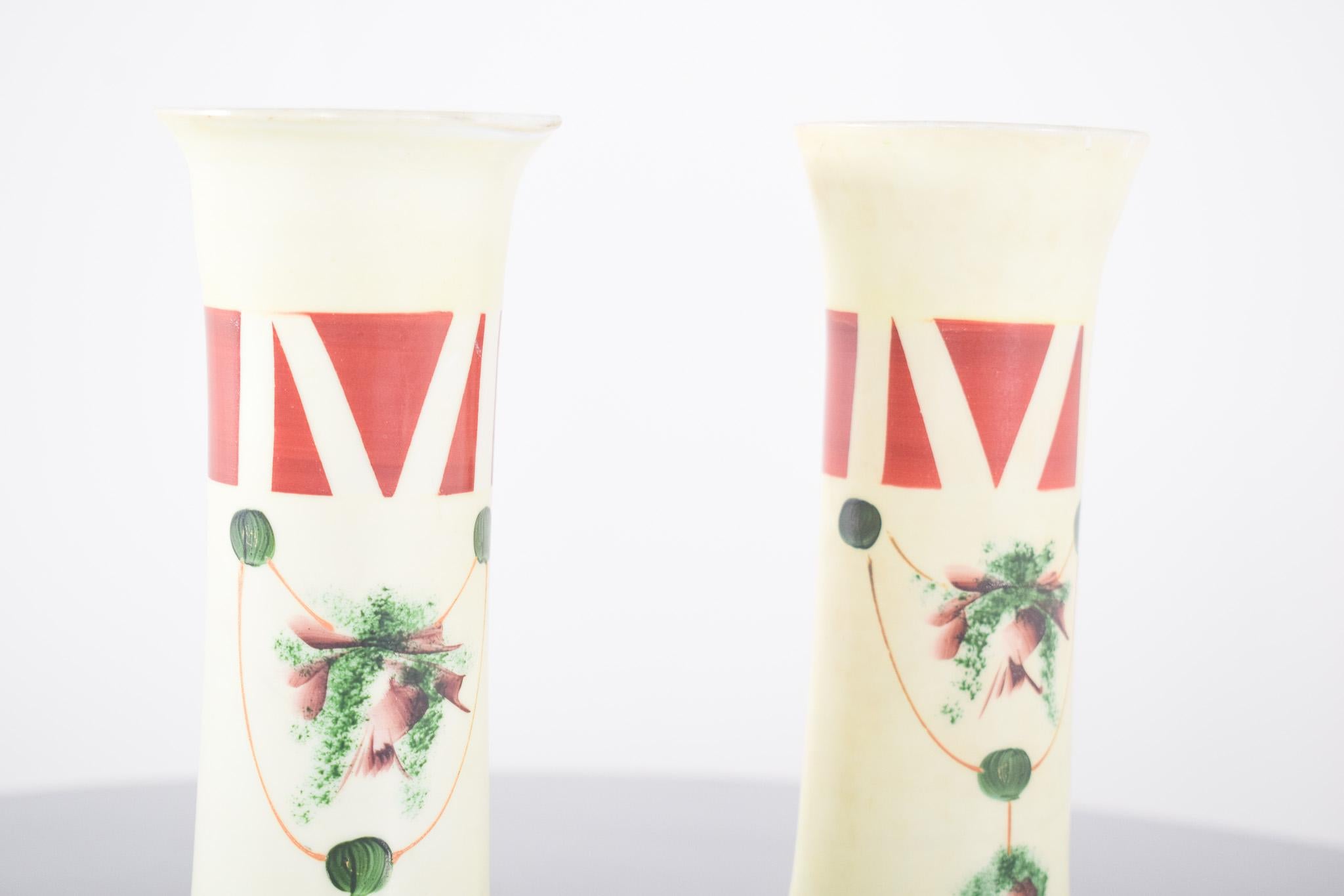Mid-Century Modern Paire de vases en verre opalescent en vente