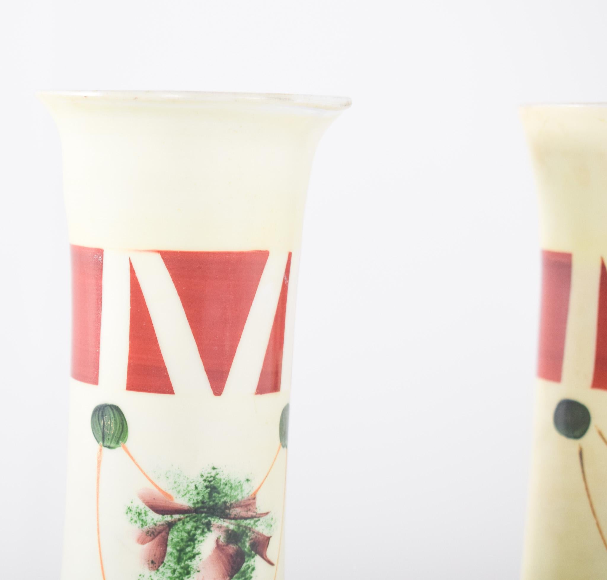 Portugais Paire de vases en verre opalescent en vente