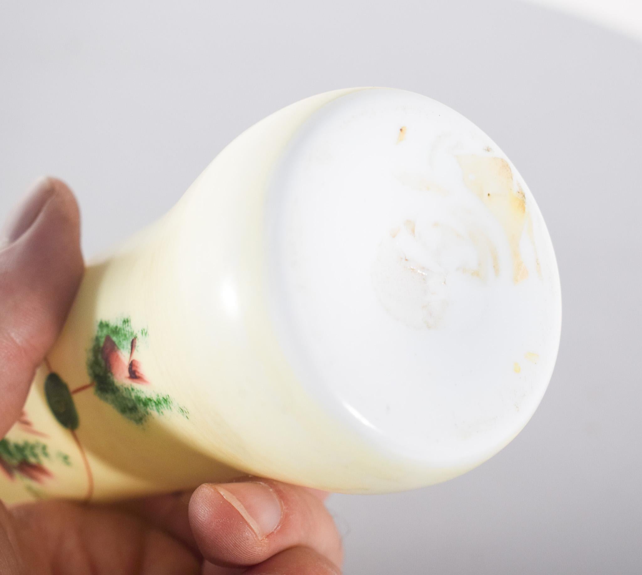 20ième siècle Paire de vases en verre opalescent en vente