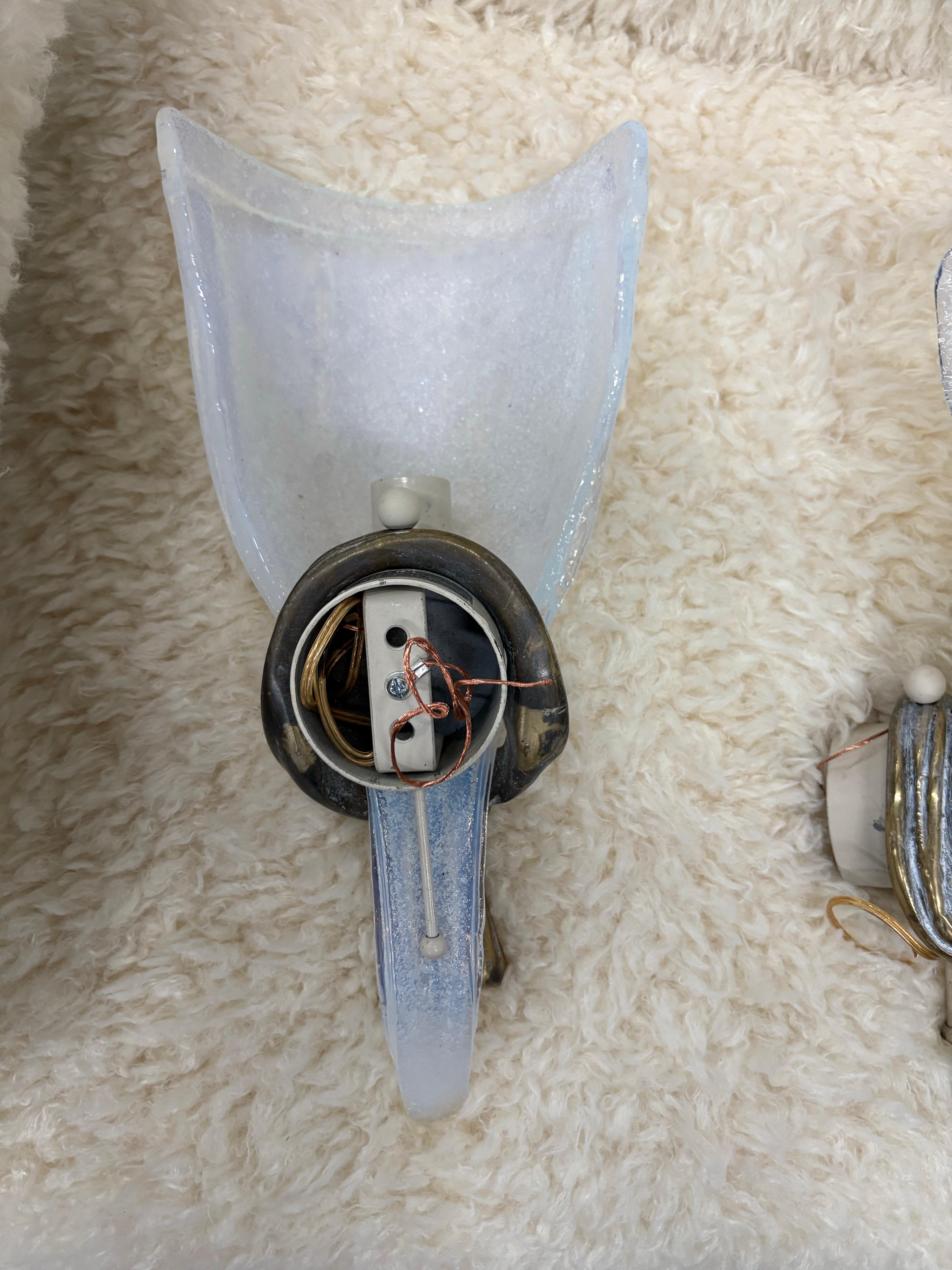 Paire d'appliques en bronze et verre de Murano opalescent en vente 3