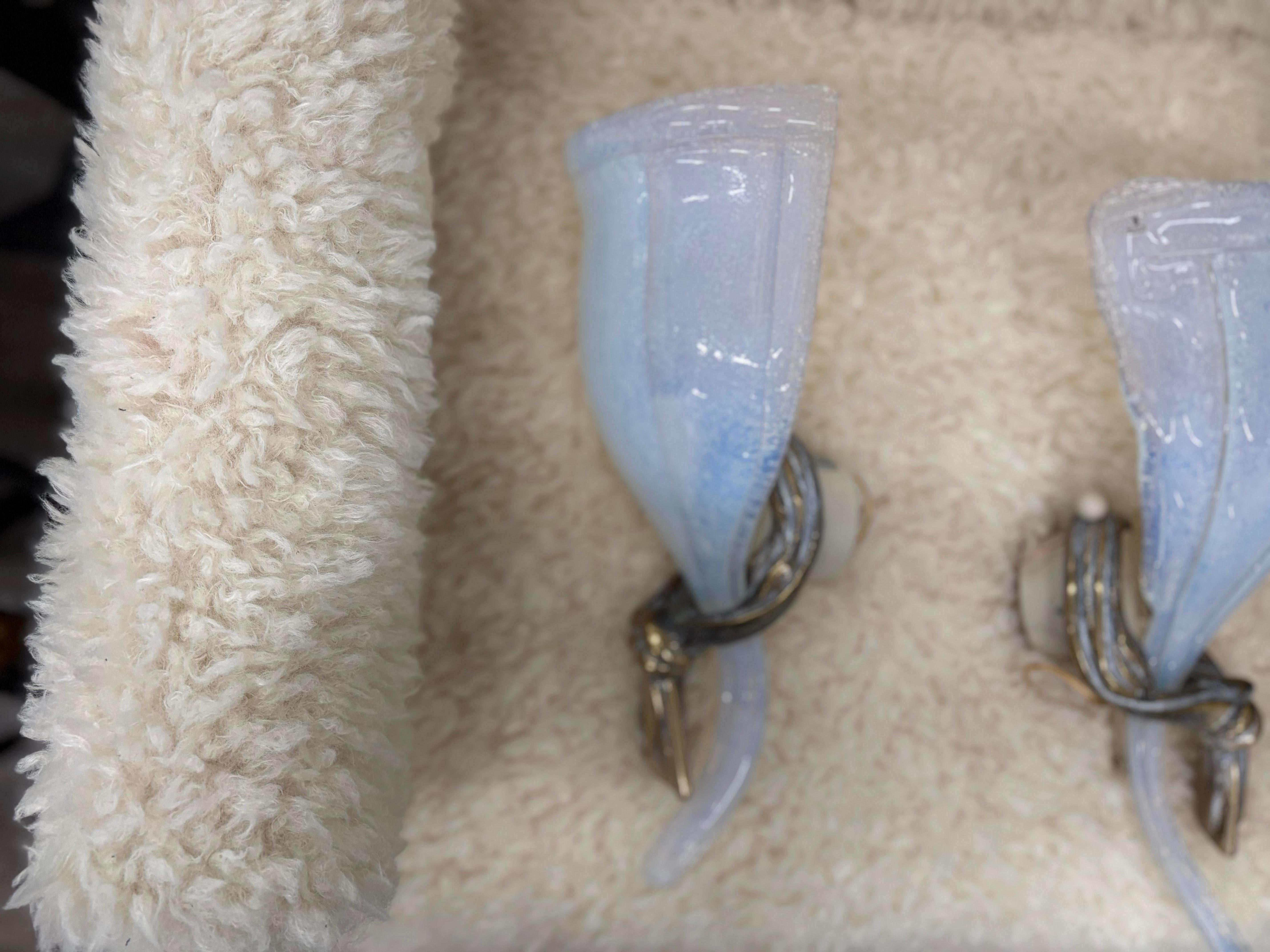 Paire d'appliques en bronze et verre de Murano opalescent en vente 4